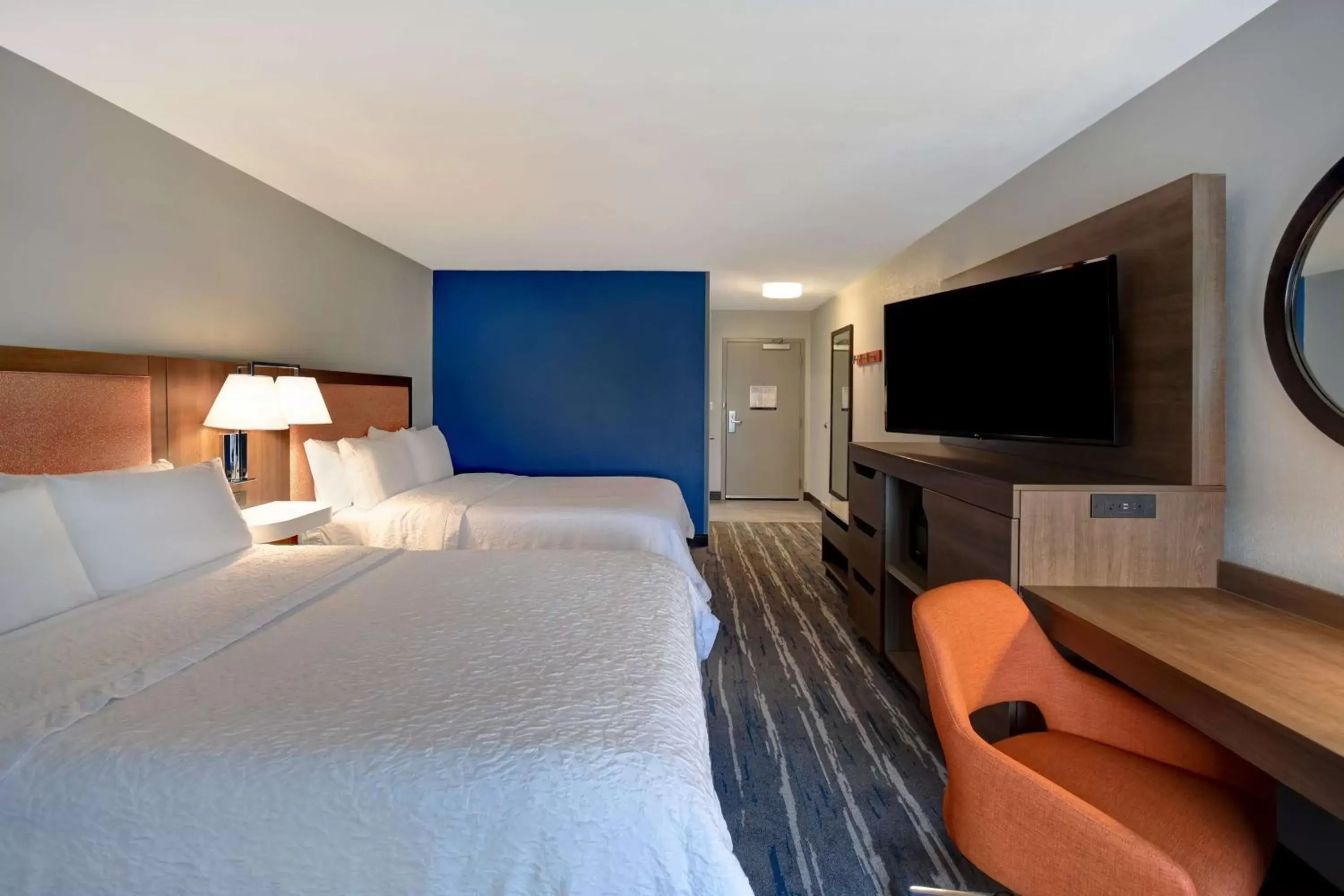 Bed, TV/Entertainment Center in Hampton Inn Potomac Mills Woodbridge