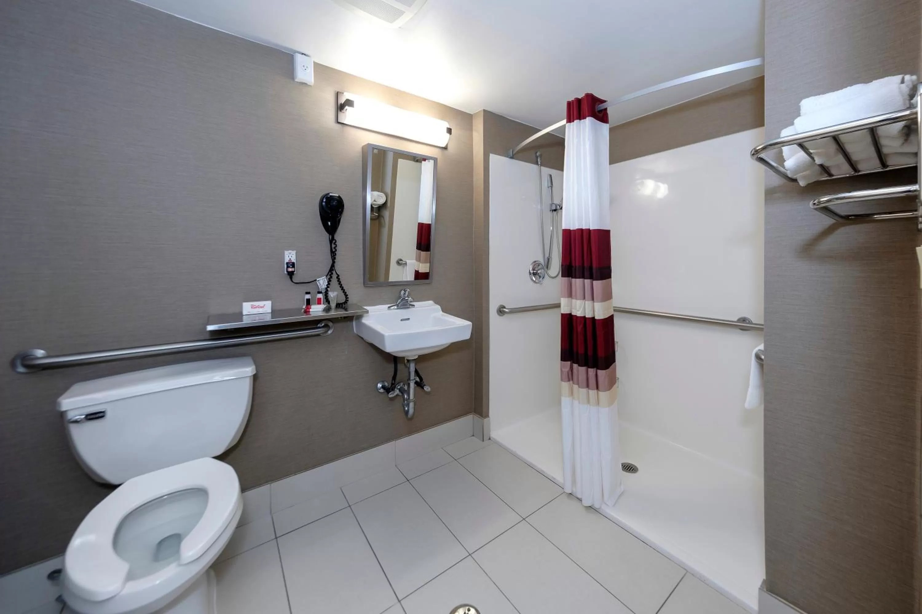 Bathroom in Red Roof Inn & Suites Newburgh - Stewart Airport West Point