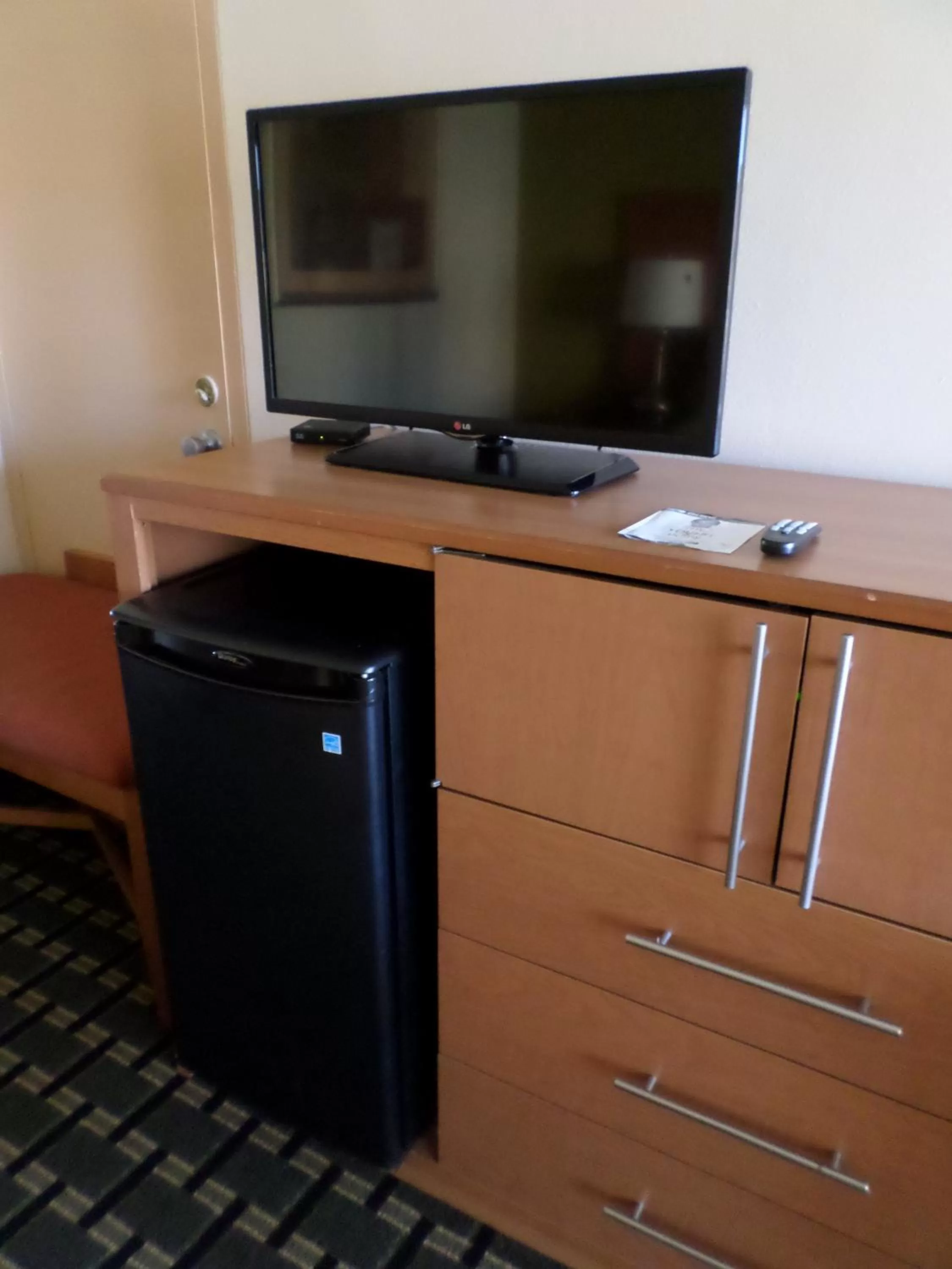 TV and multimedia in Clarion Inn Southern Pines - Pinehurst