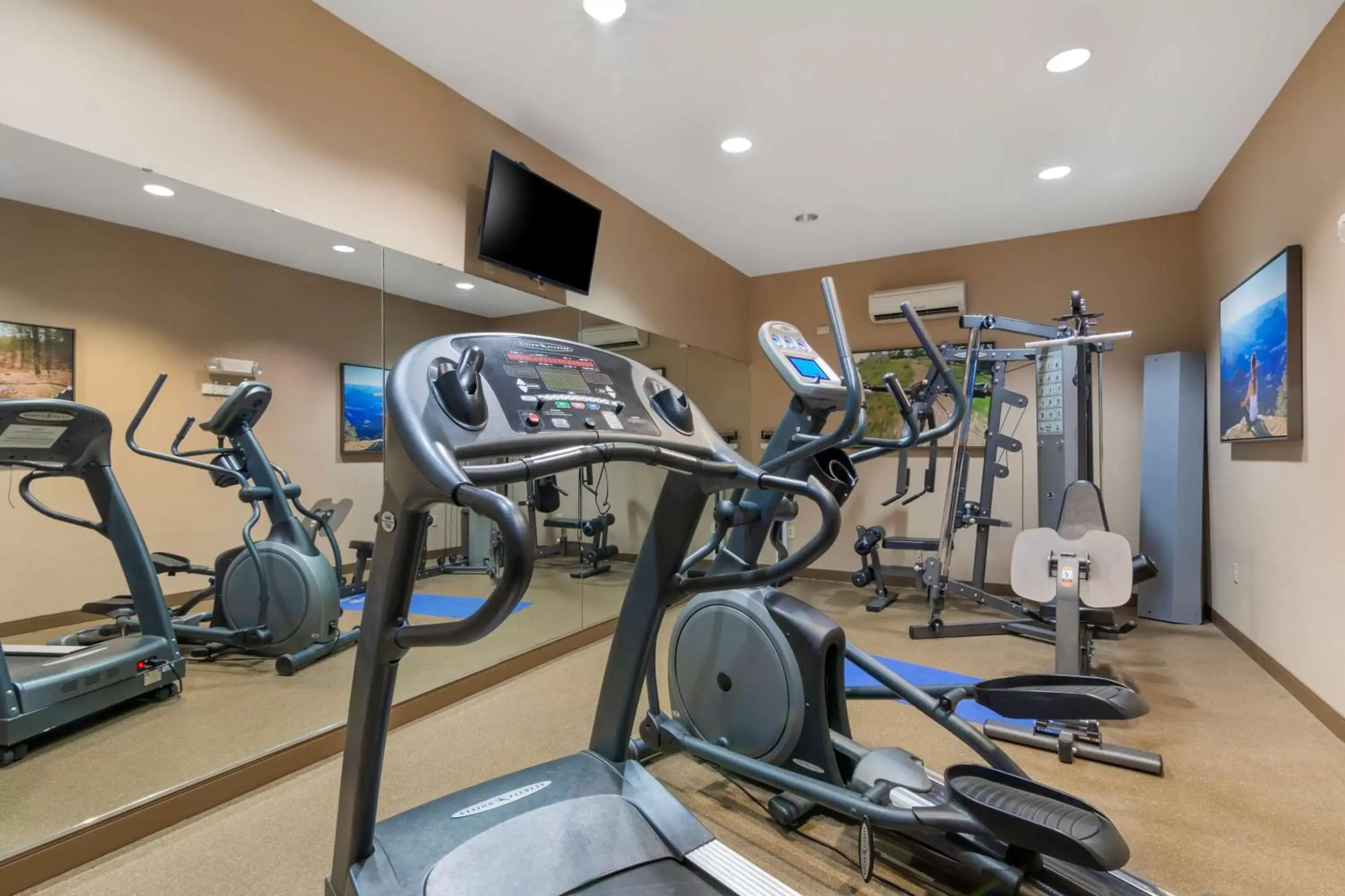 Fitness centre/facilities in Best Western Plus Butterfield Inn Fitness centre/facilities in Best Western Plus Butterfield Inn