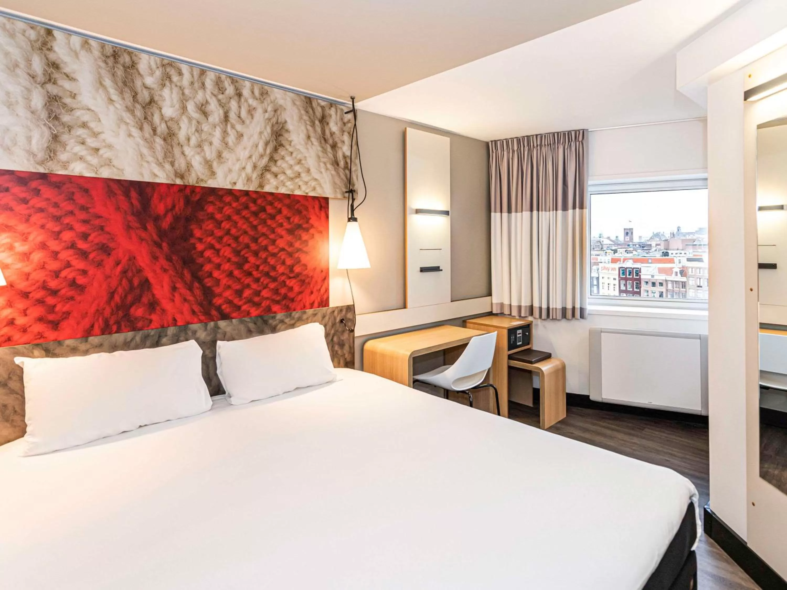 Small Double Room in ibis Amsterdam Centre