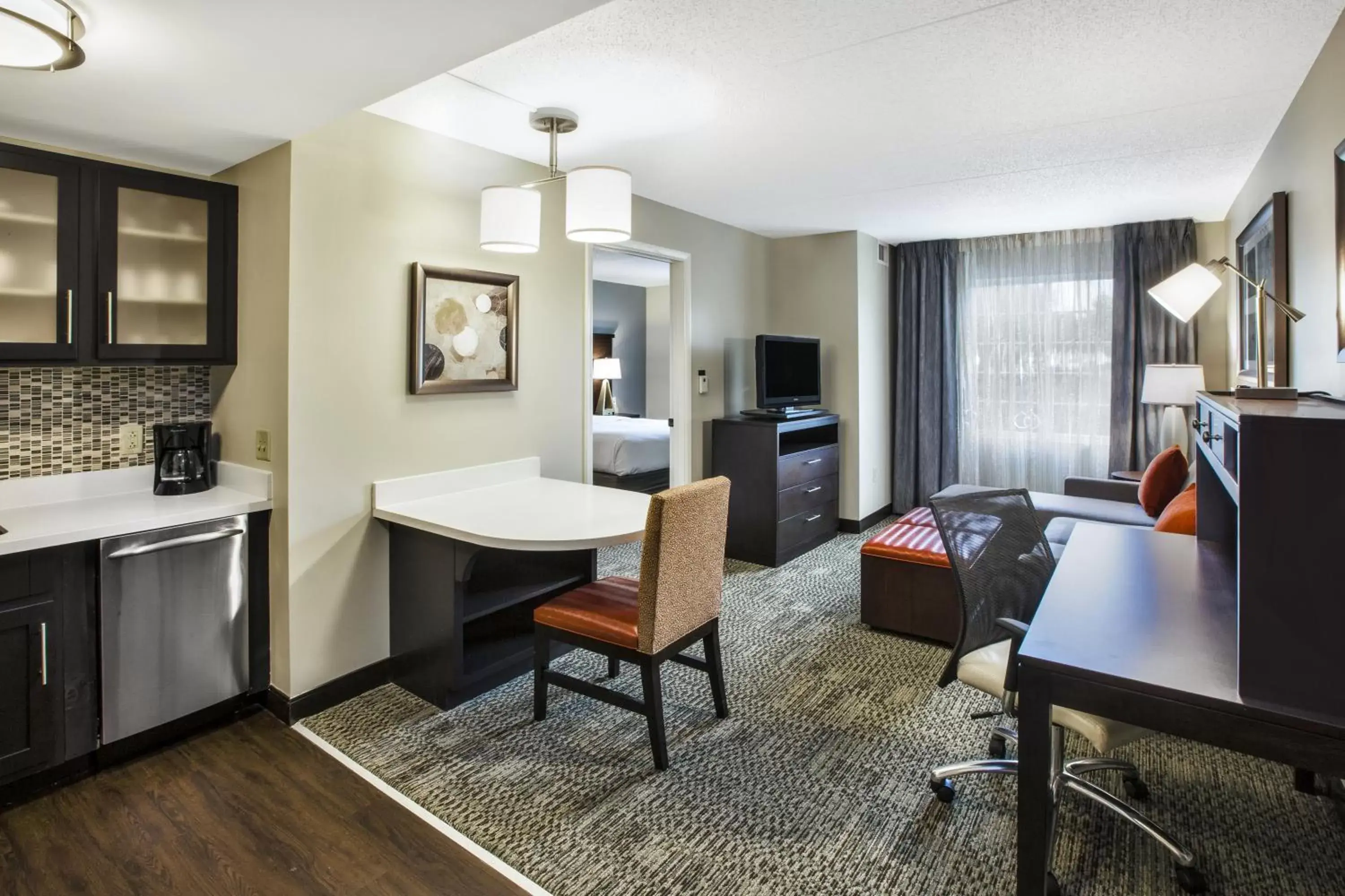 Kitchen or kitchenette, Seating Area in Staybridge Suites Cleveland Mayfield Heights Beachwood, an IHG Hotel