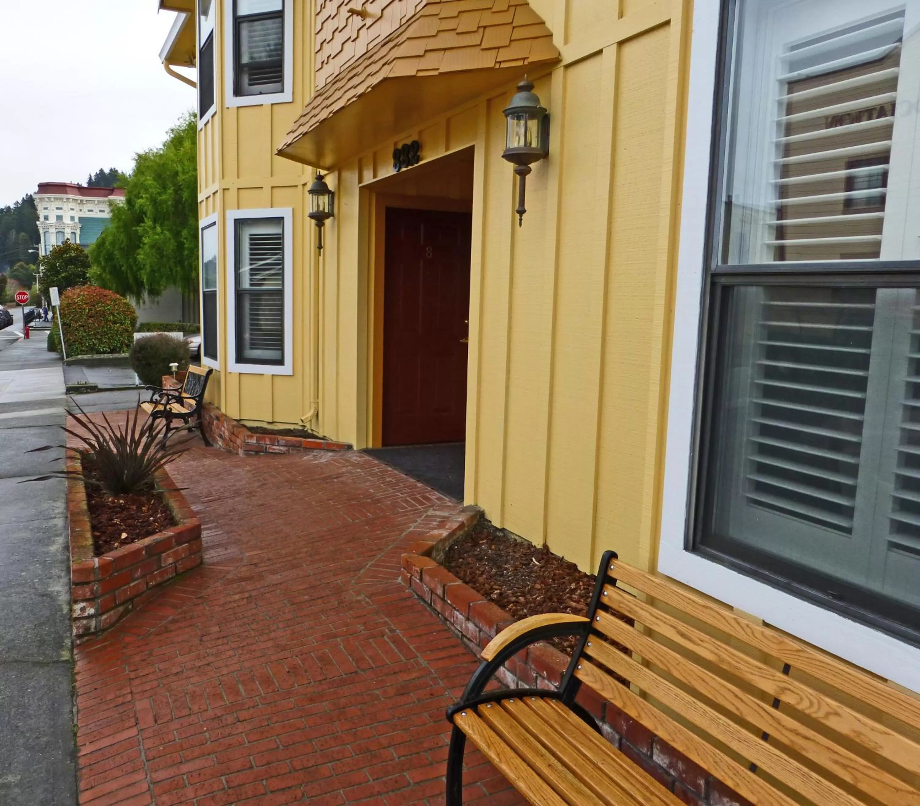 Facade/entrance in Redwood Suites