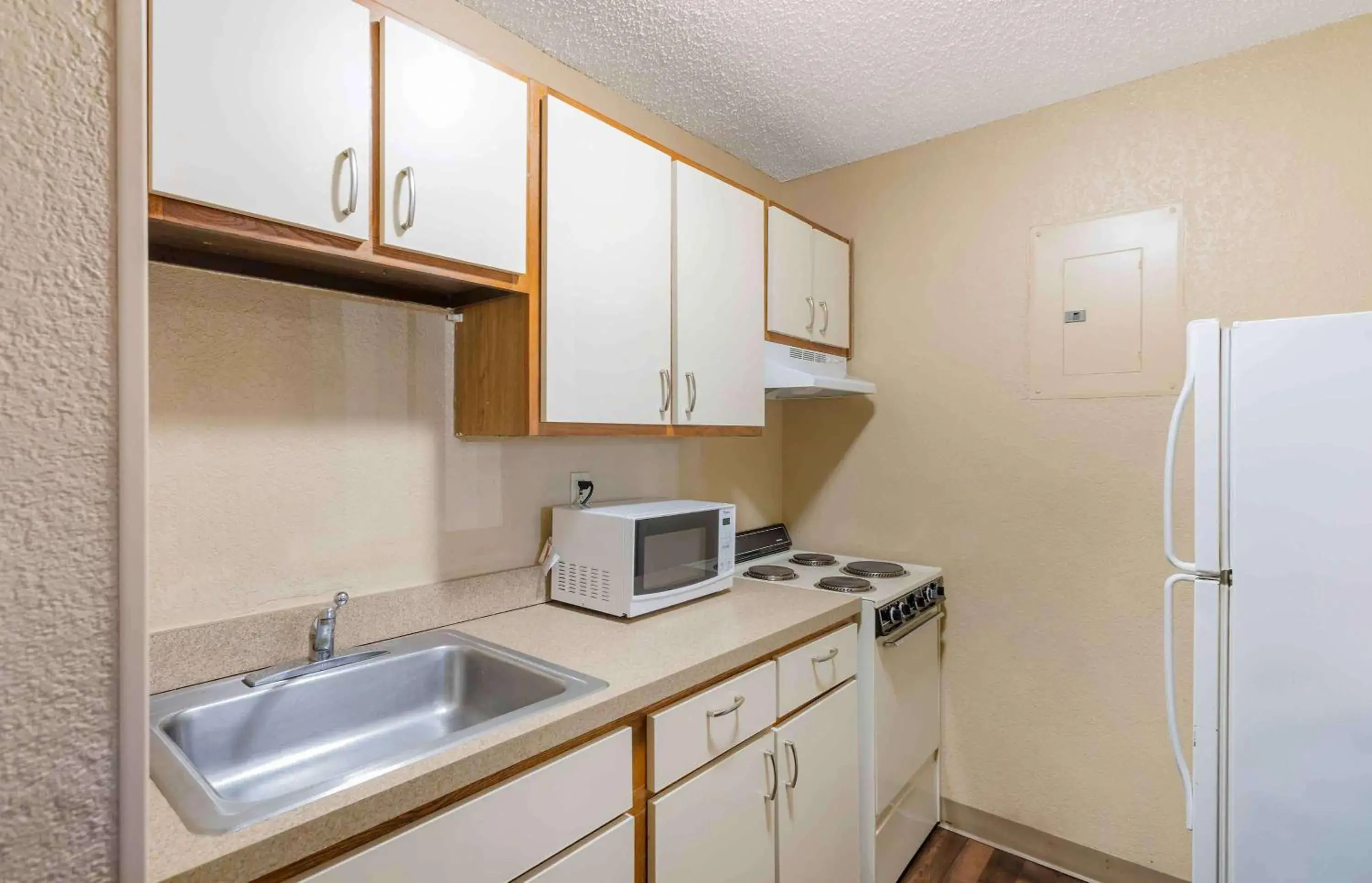 Bedroom, Kitchen/Kitchenette in Extended Stay America Suites - Tulsa - Midtown