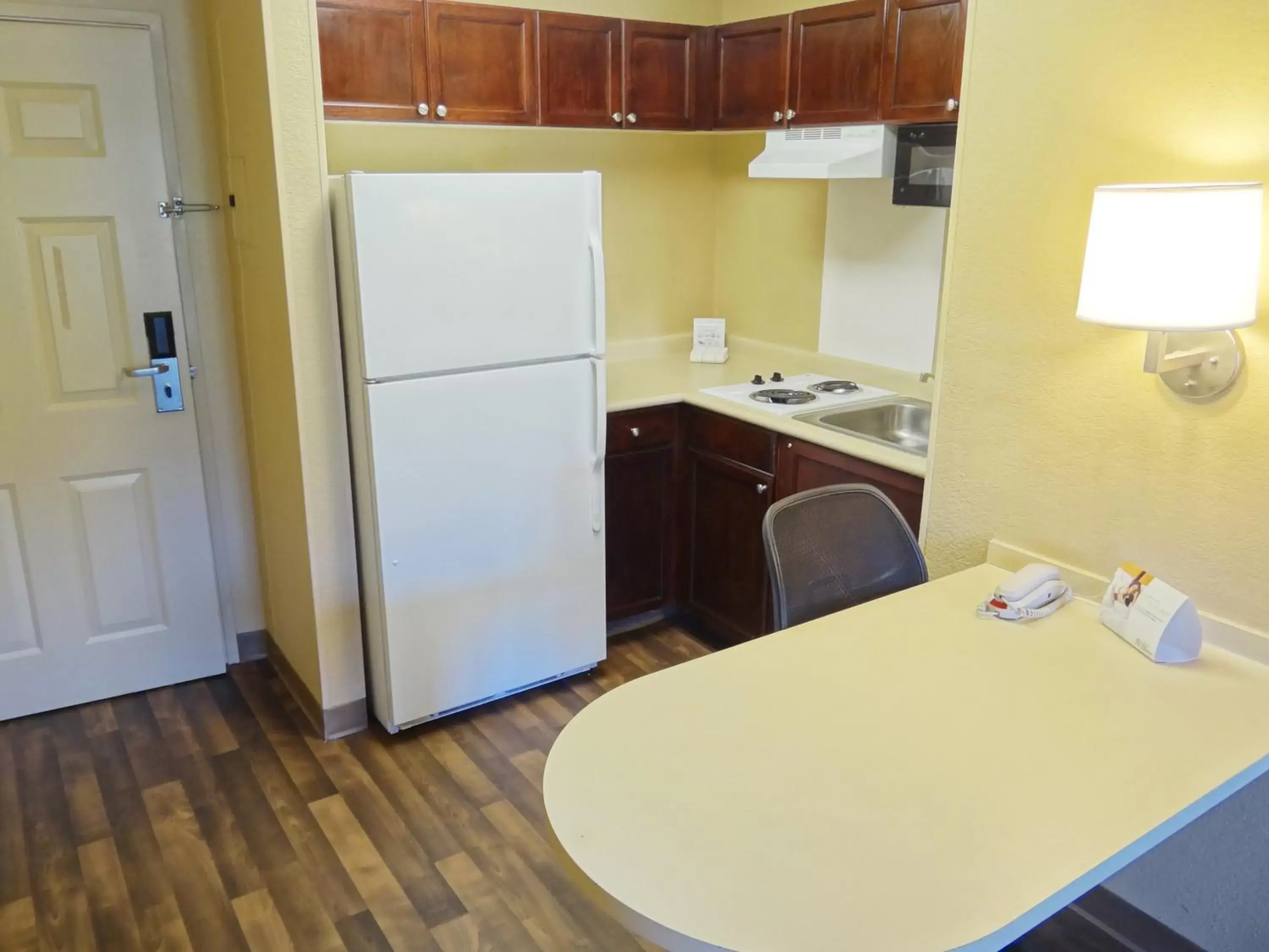 Kitchen or kitchenette, Kitchen/Kitchenette in Extended Stay America Suites - Tampa - Airport - N Westshore Blvd