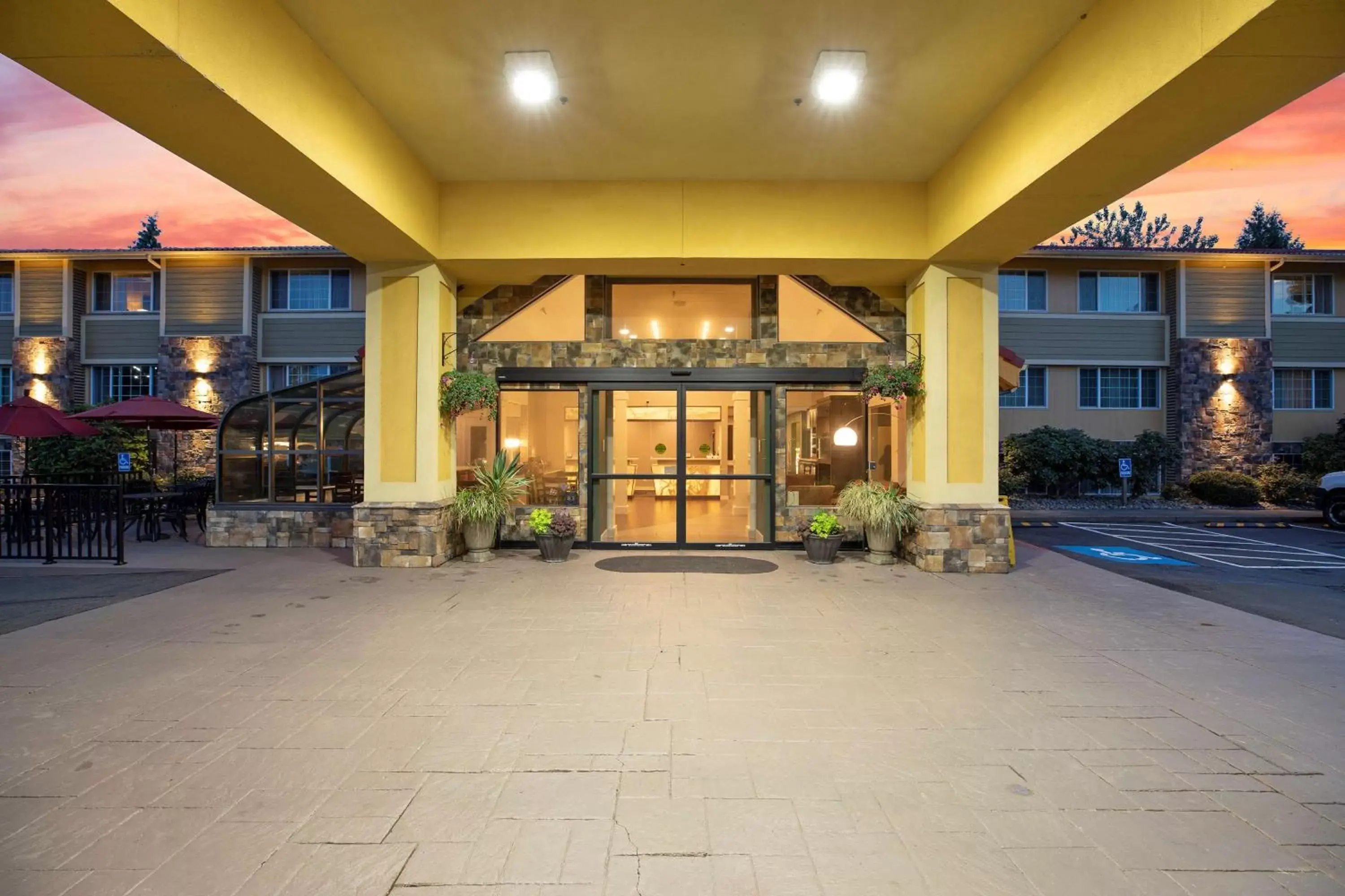 Property building in Best Western Plus Parkway Inn