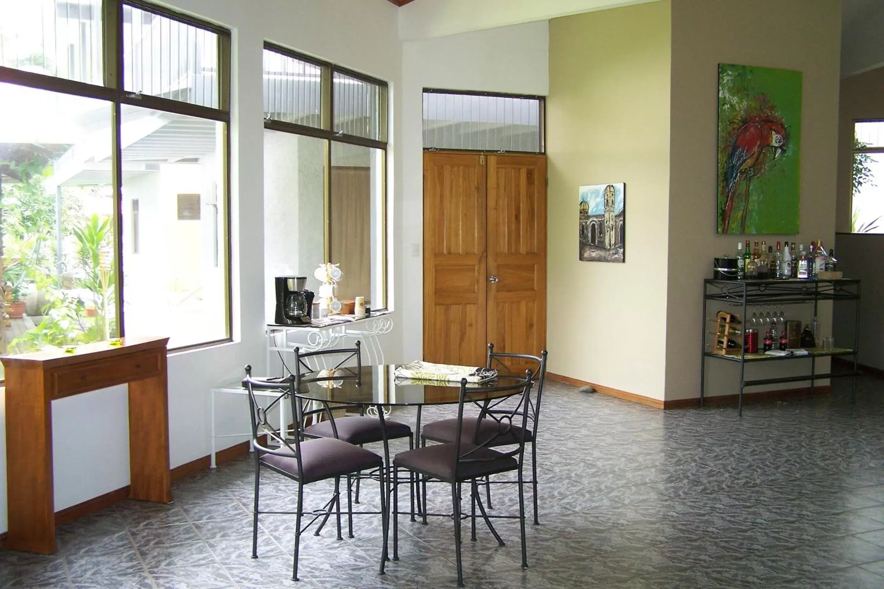 Communal lounge/ TV room in Vista Canyon Inn