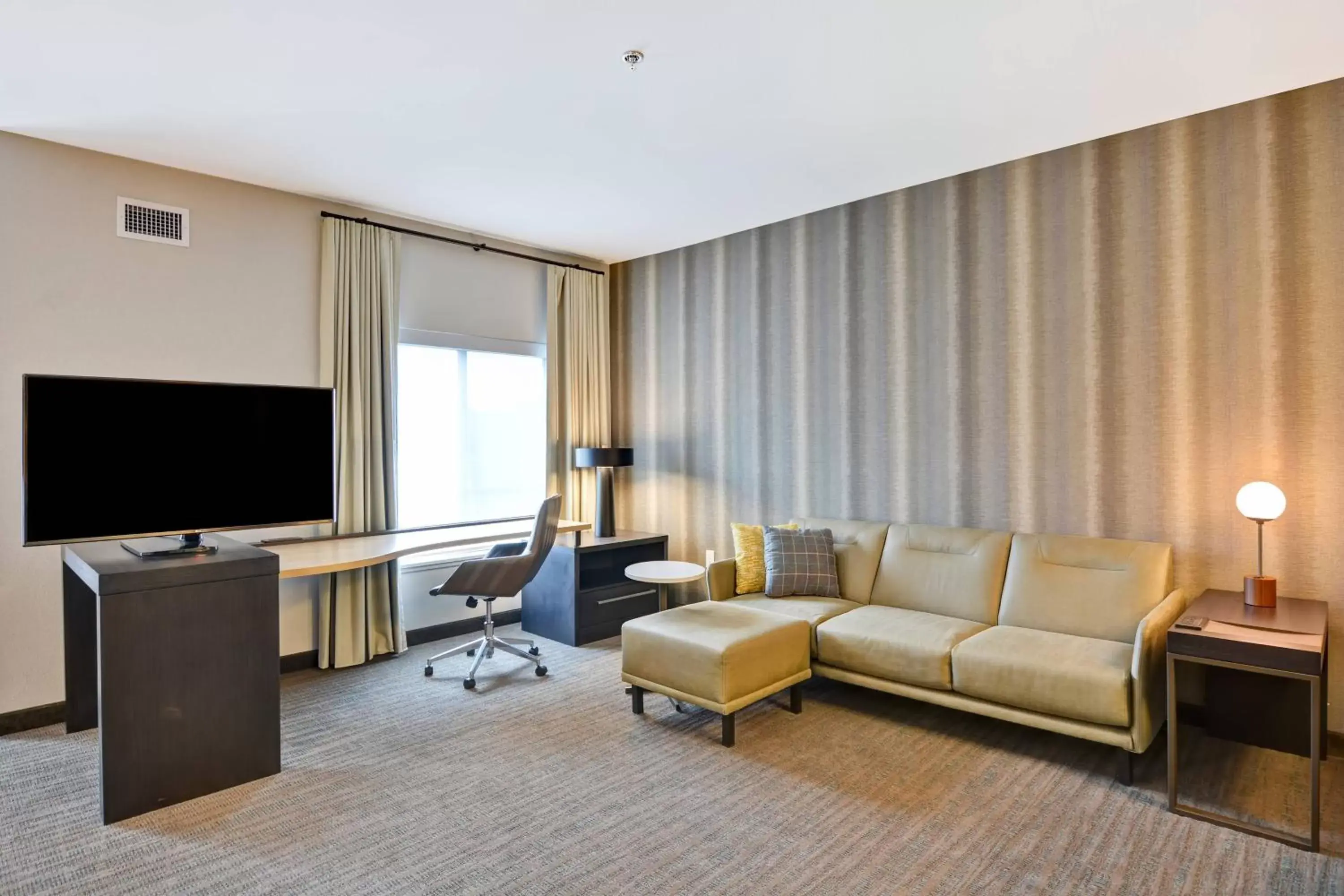 Living room, Seating Area in Residence Inn by Marriott Cleveland Airport/Middleburg Heights