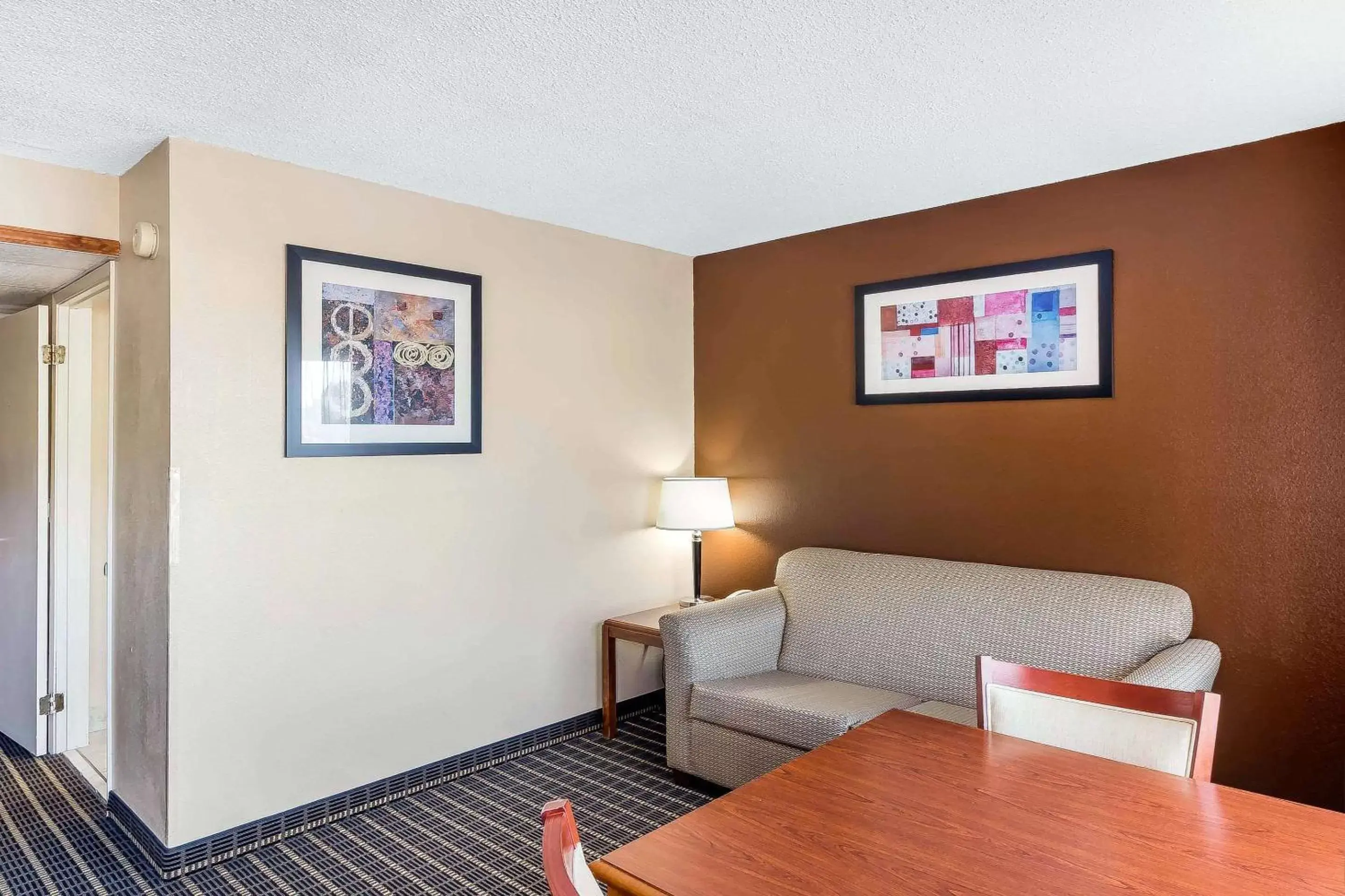 Photo of the whole room, Seating Area in Quality Inn & Suites Sevierville - Pigeon Forge