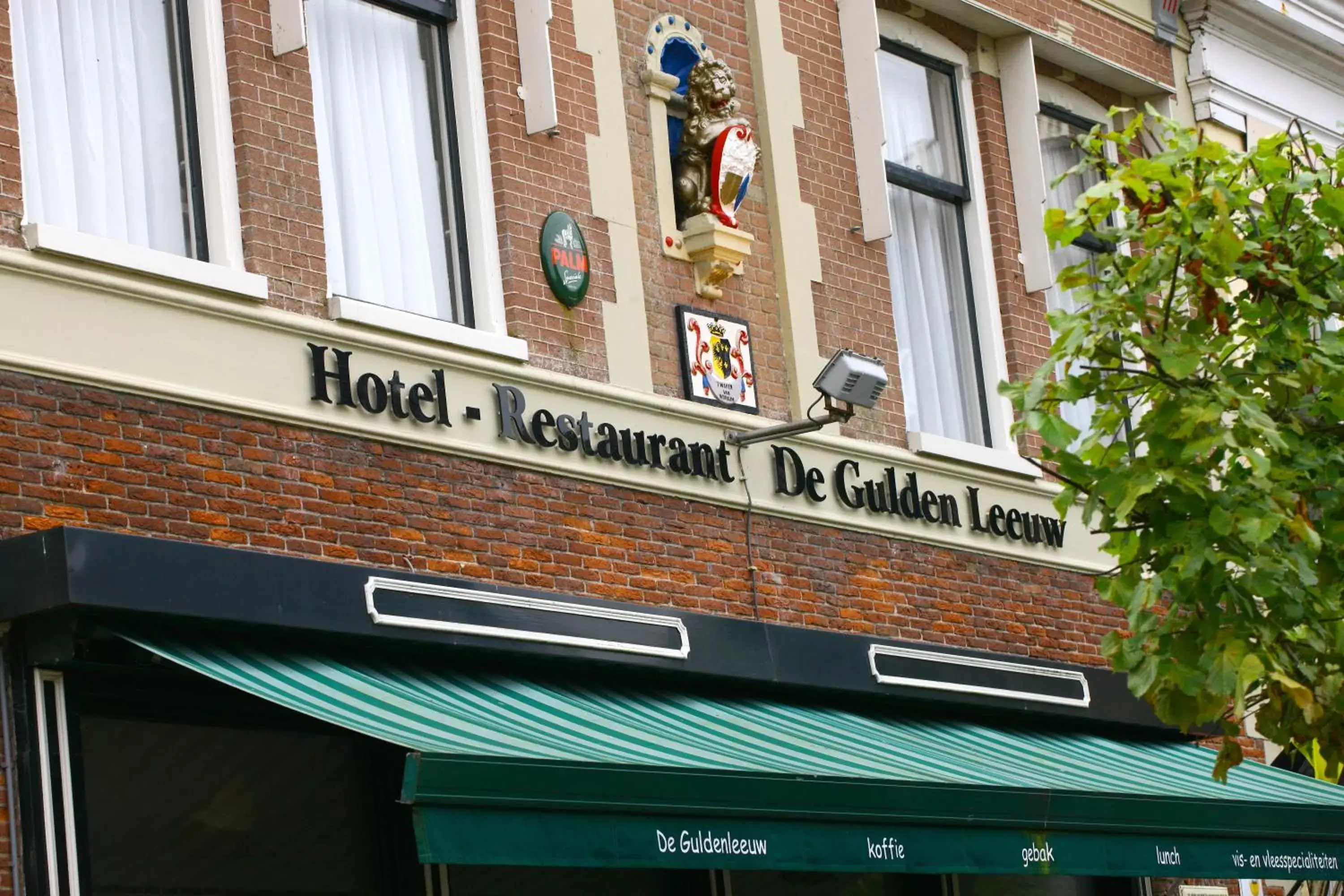 Facade/entrance, Property Building in Hotel de Gulden Leeuw