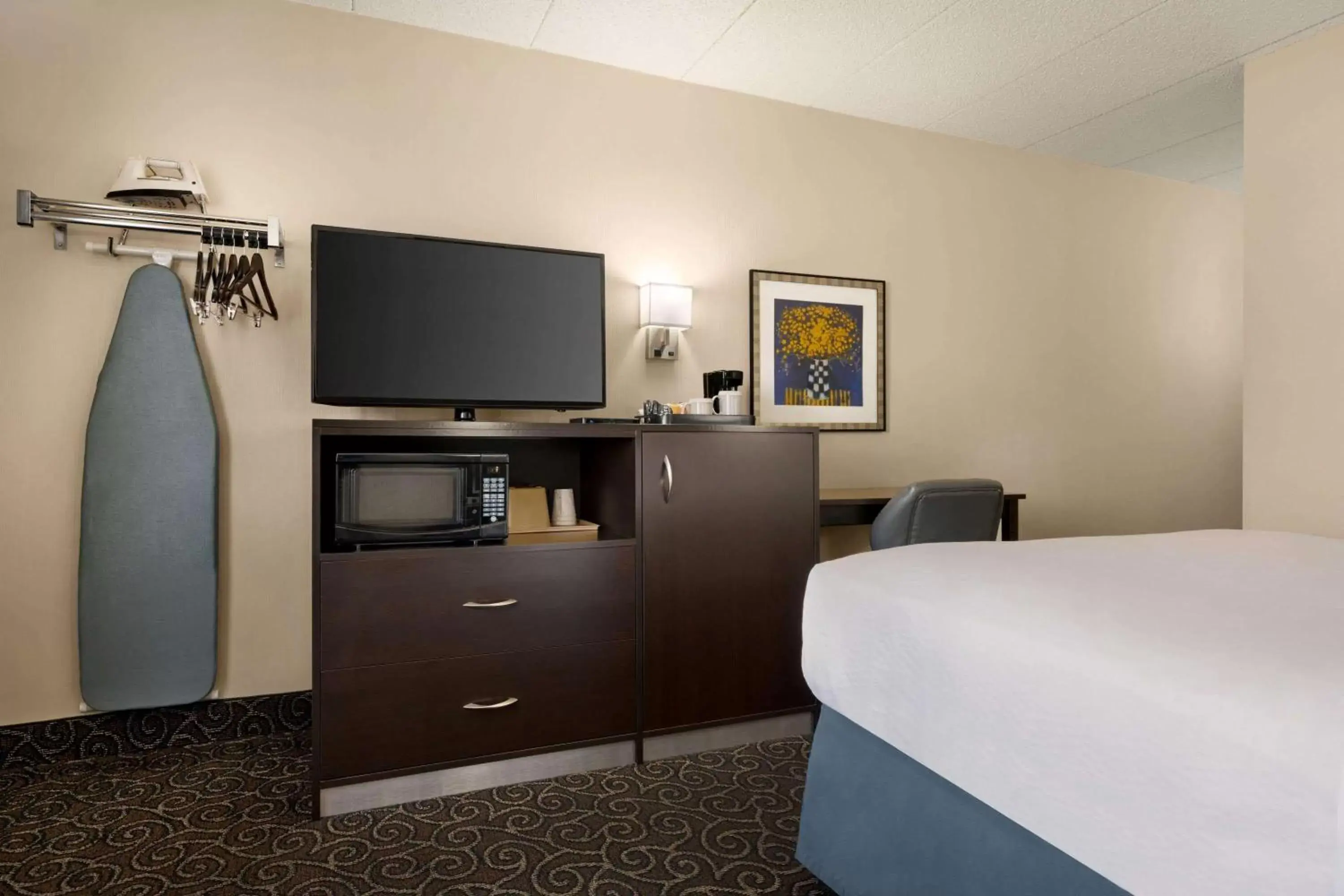 Bedroom, TV/Entertainment Center in Days Inn by Wyndham Fort Collins