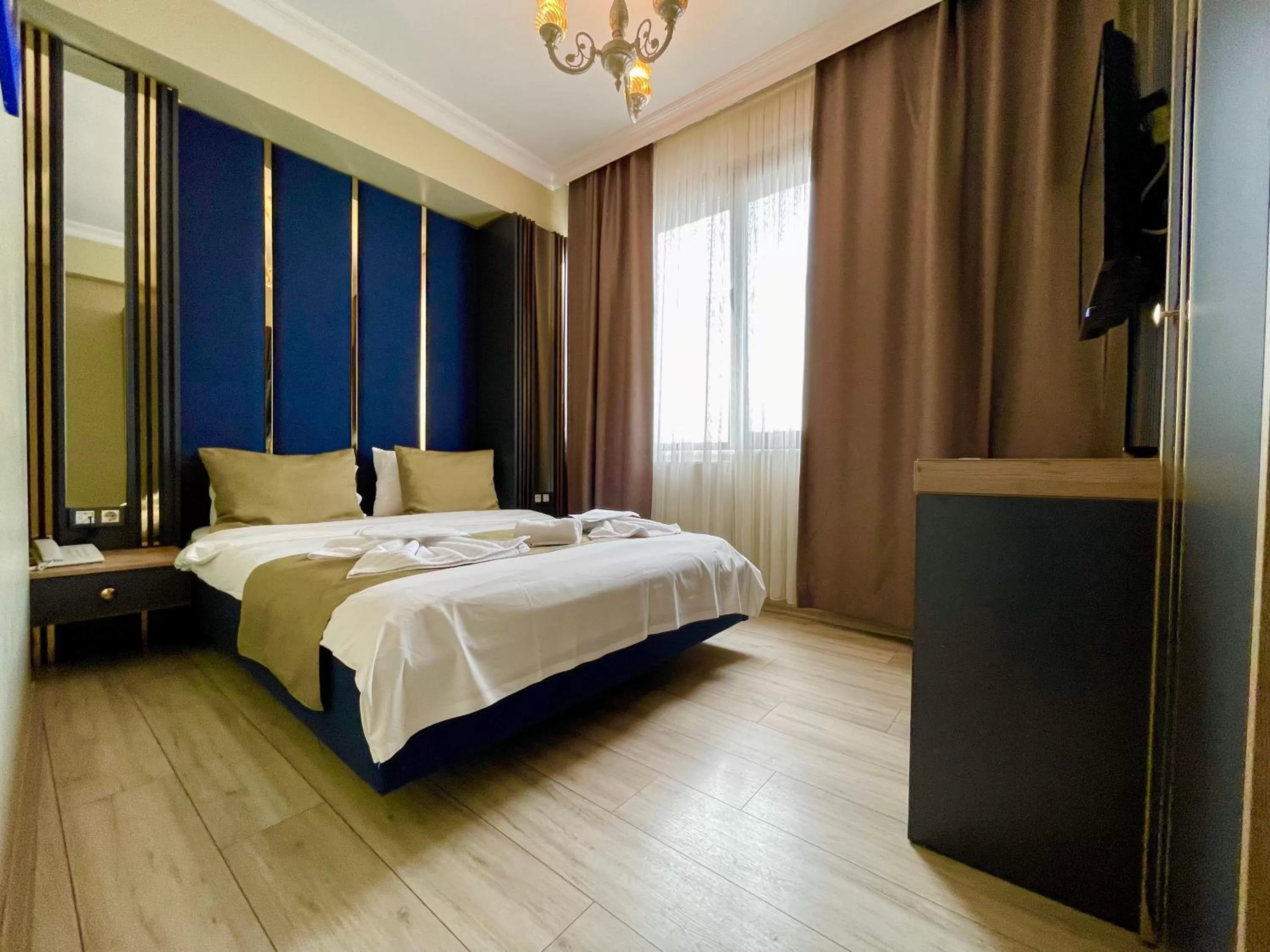 Photo of the whole room, Bed in New Taksim Hotel
