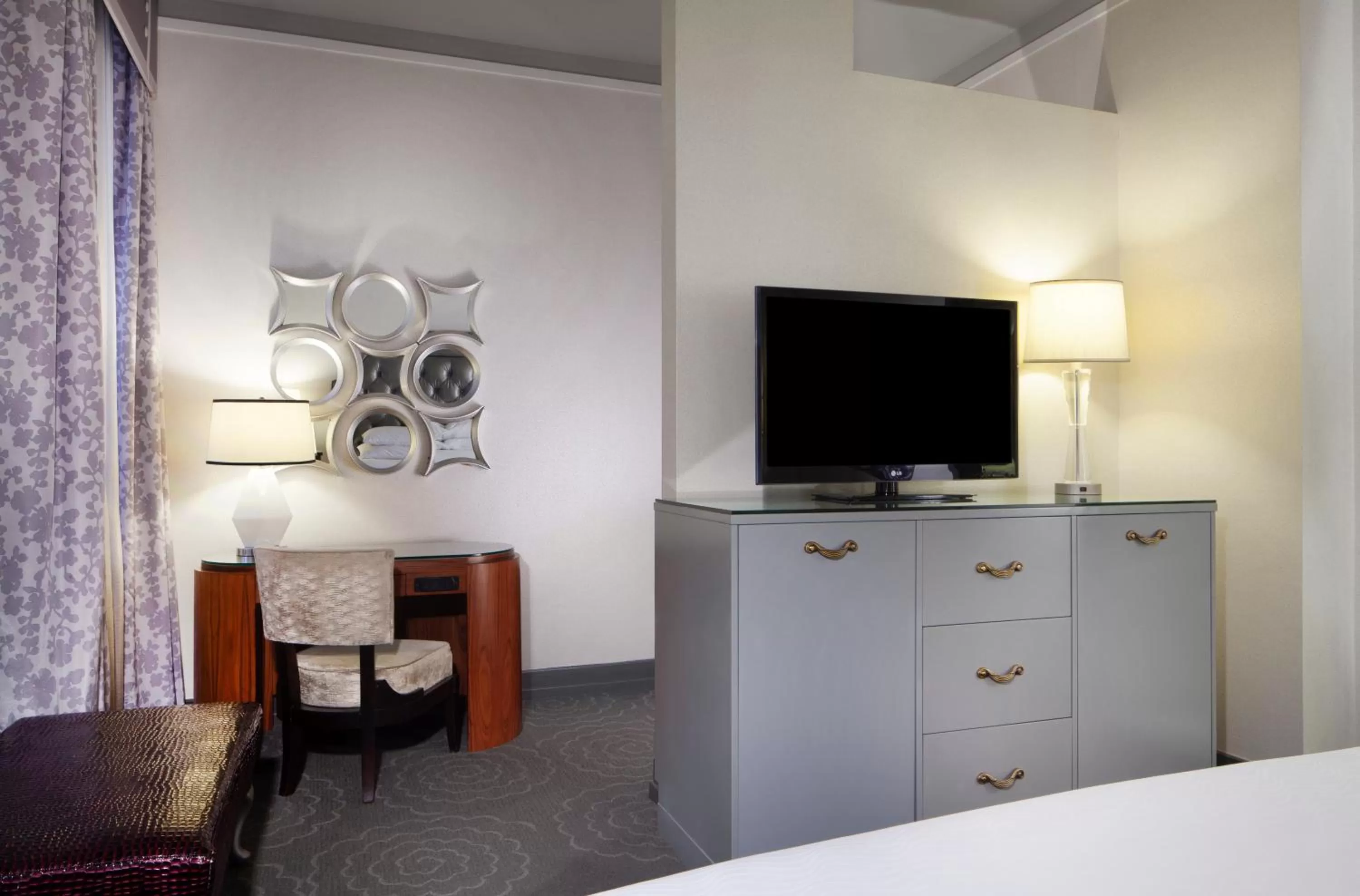 TV and multimedia, Bed in Silversmith Hotel Chicago Downtown