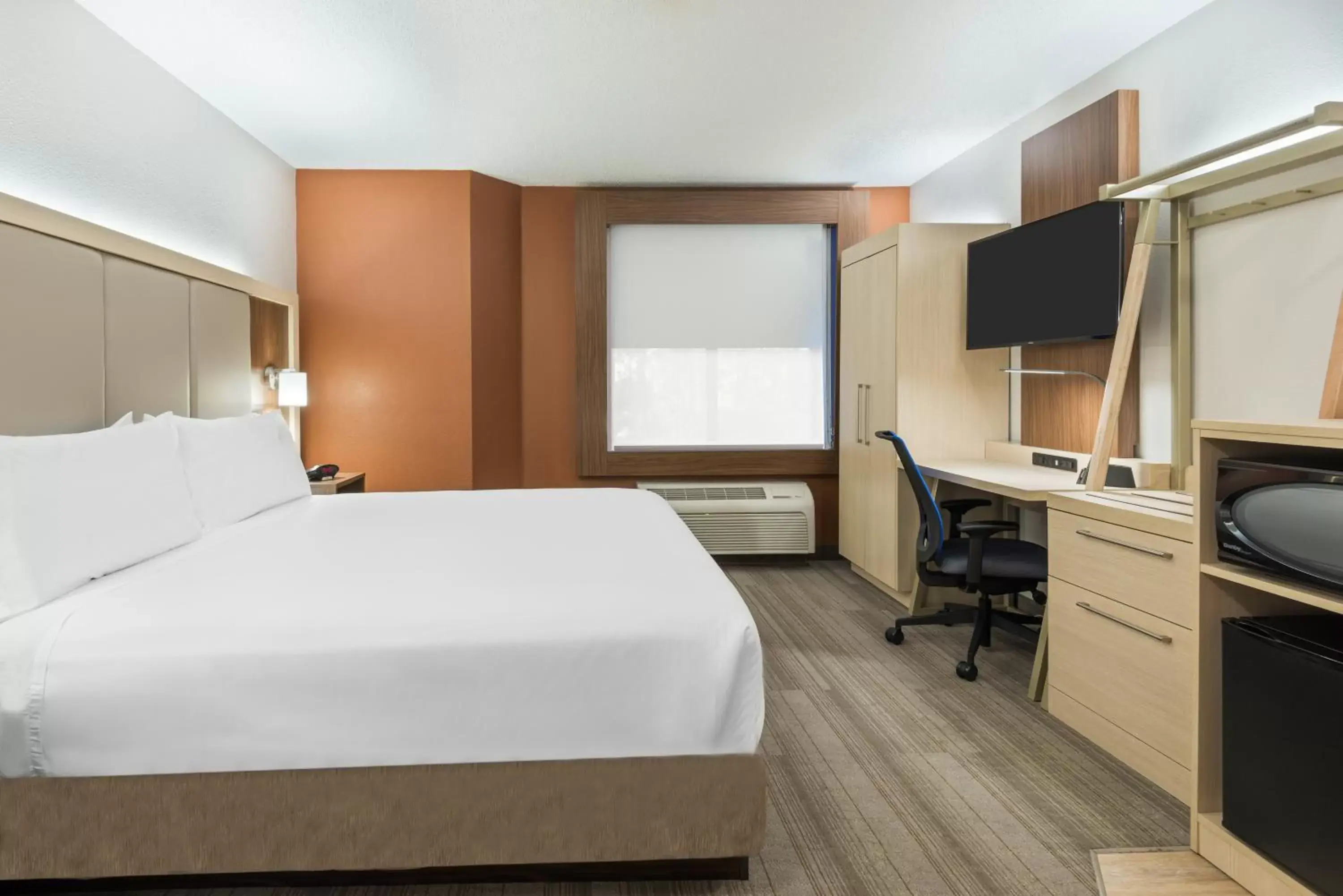 Bedroom, Bed in Holiday Inn Express & Suites - Nearest Universal Orlando, an IHG Hotel