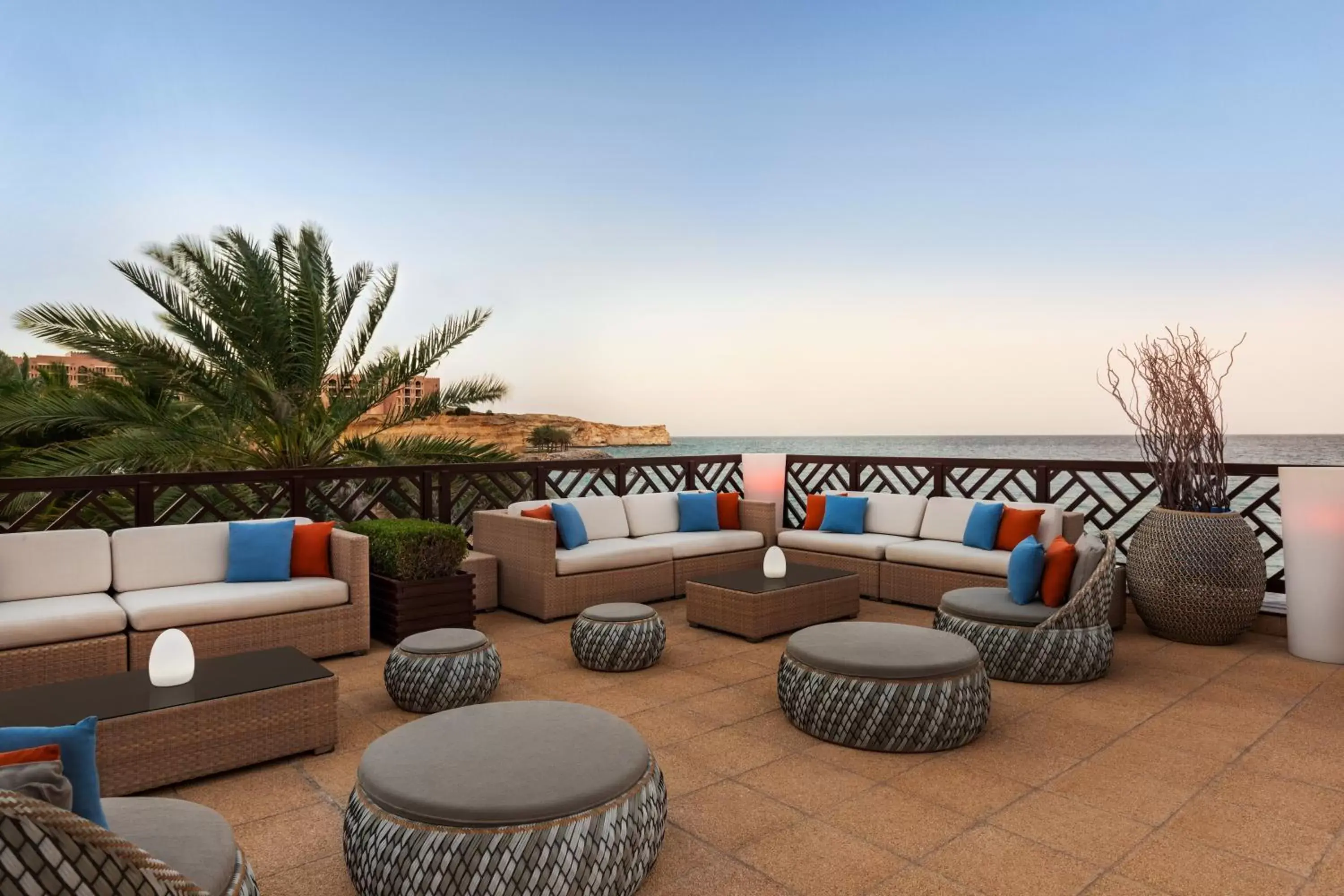 Lounge or bar in Shangri-La Barr Al Jissah, Muscat