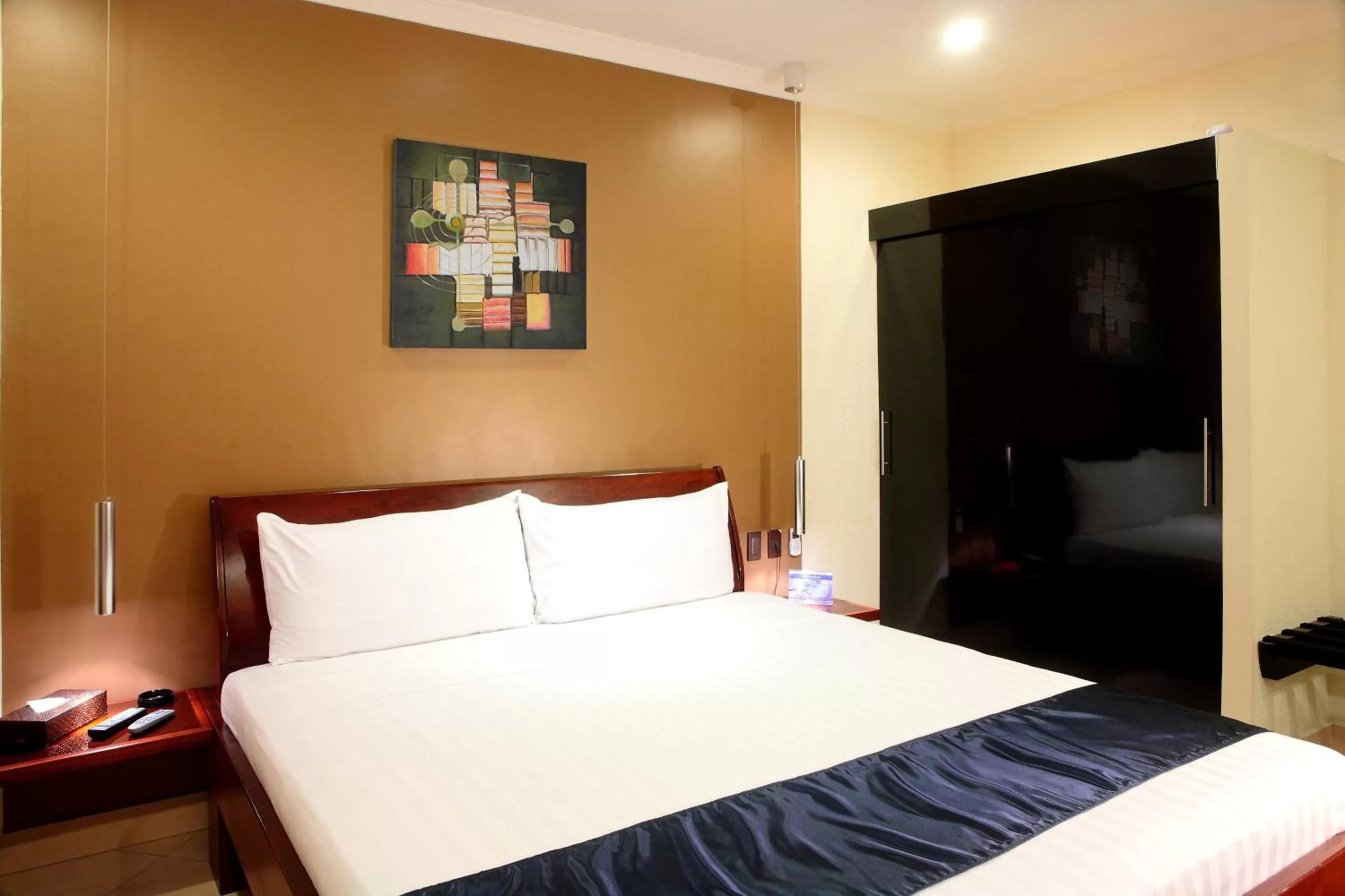 Bedroom, Bed in Queens Hotel Angeles City