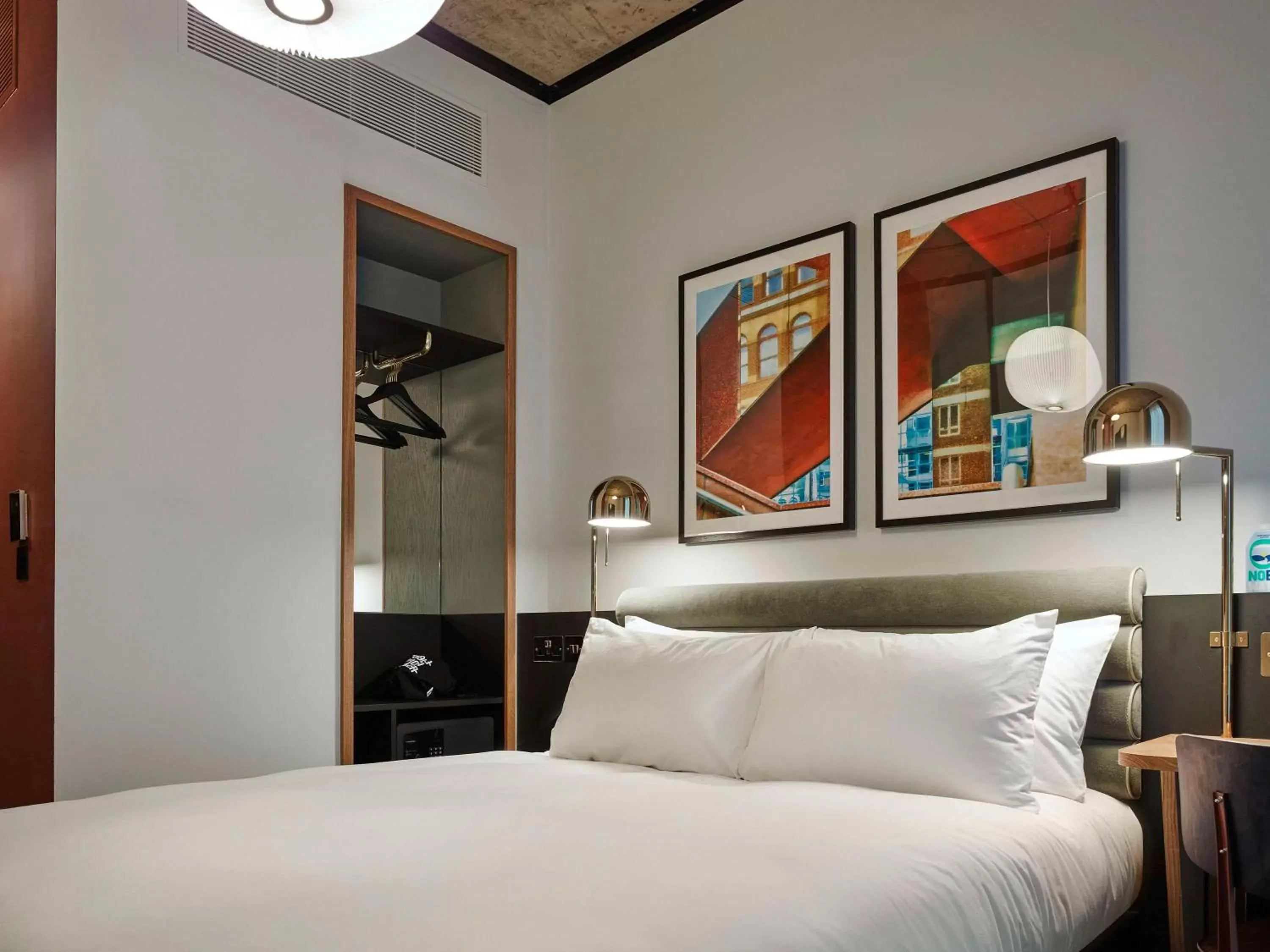 Bedroom, Bed in TRIBE London Canary Wharf
