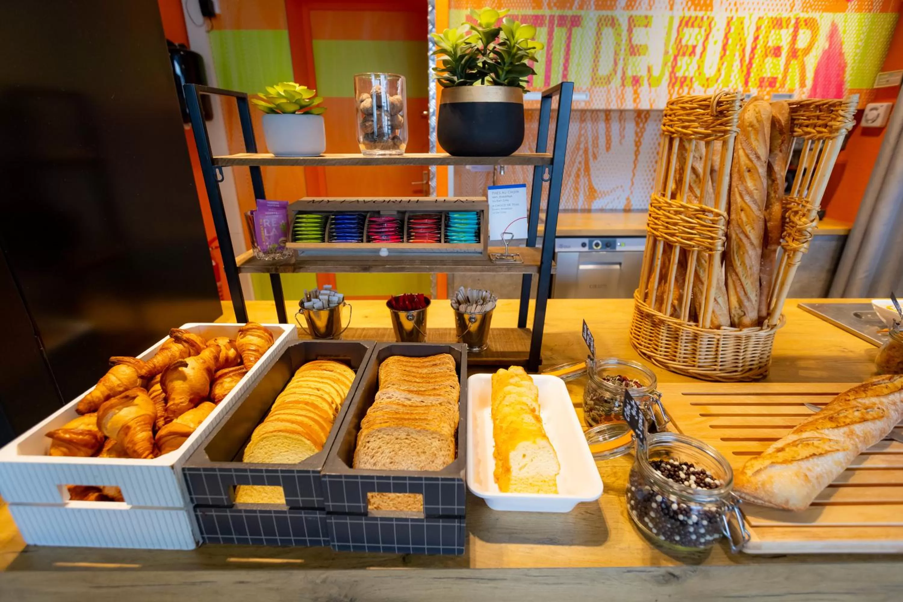 Buffet breakfast in ibis budget Besançon Centre Gare