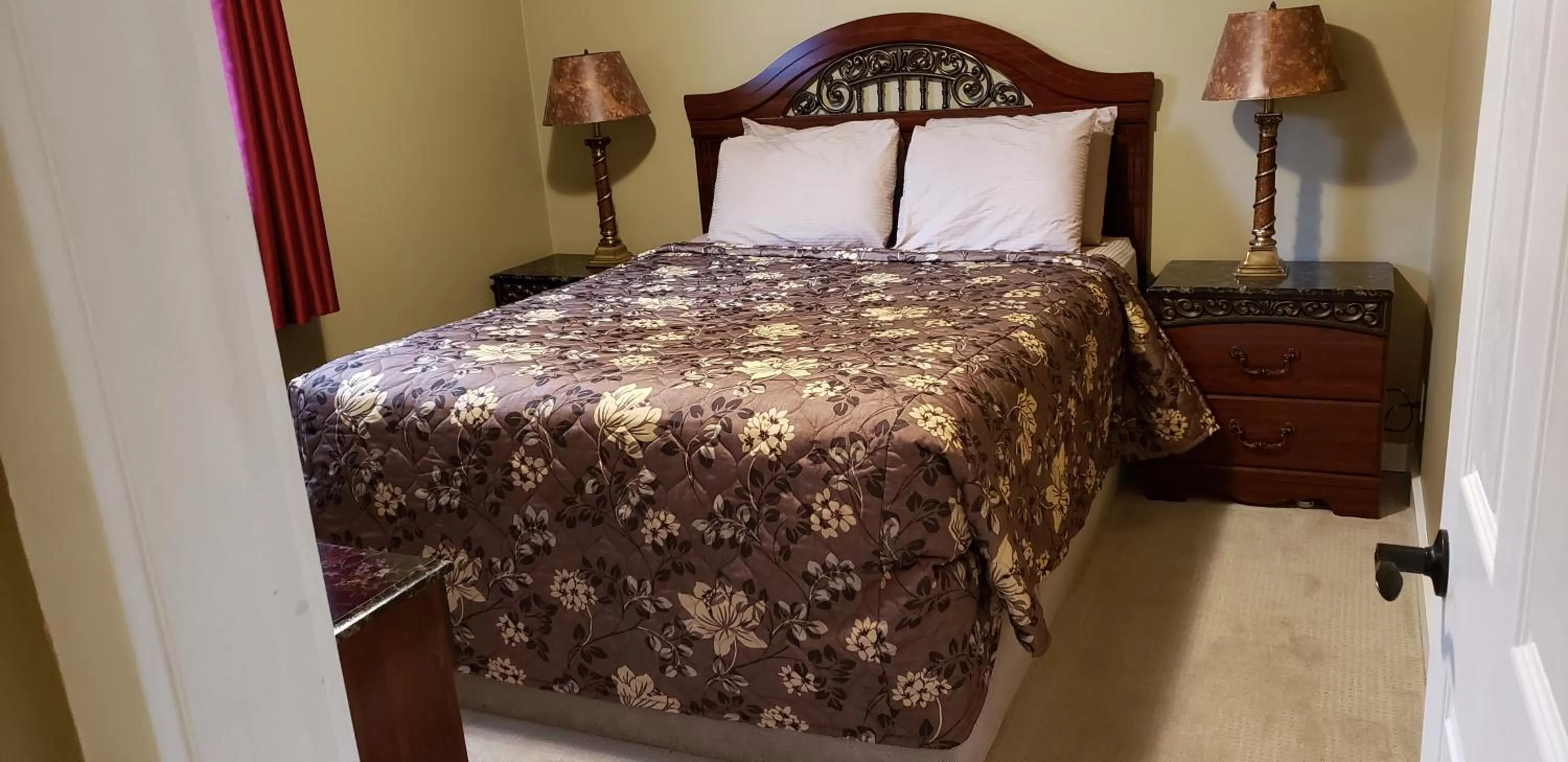 Bed in Malahat Bungalows Motel