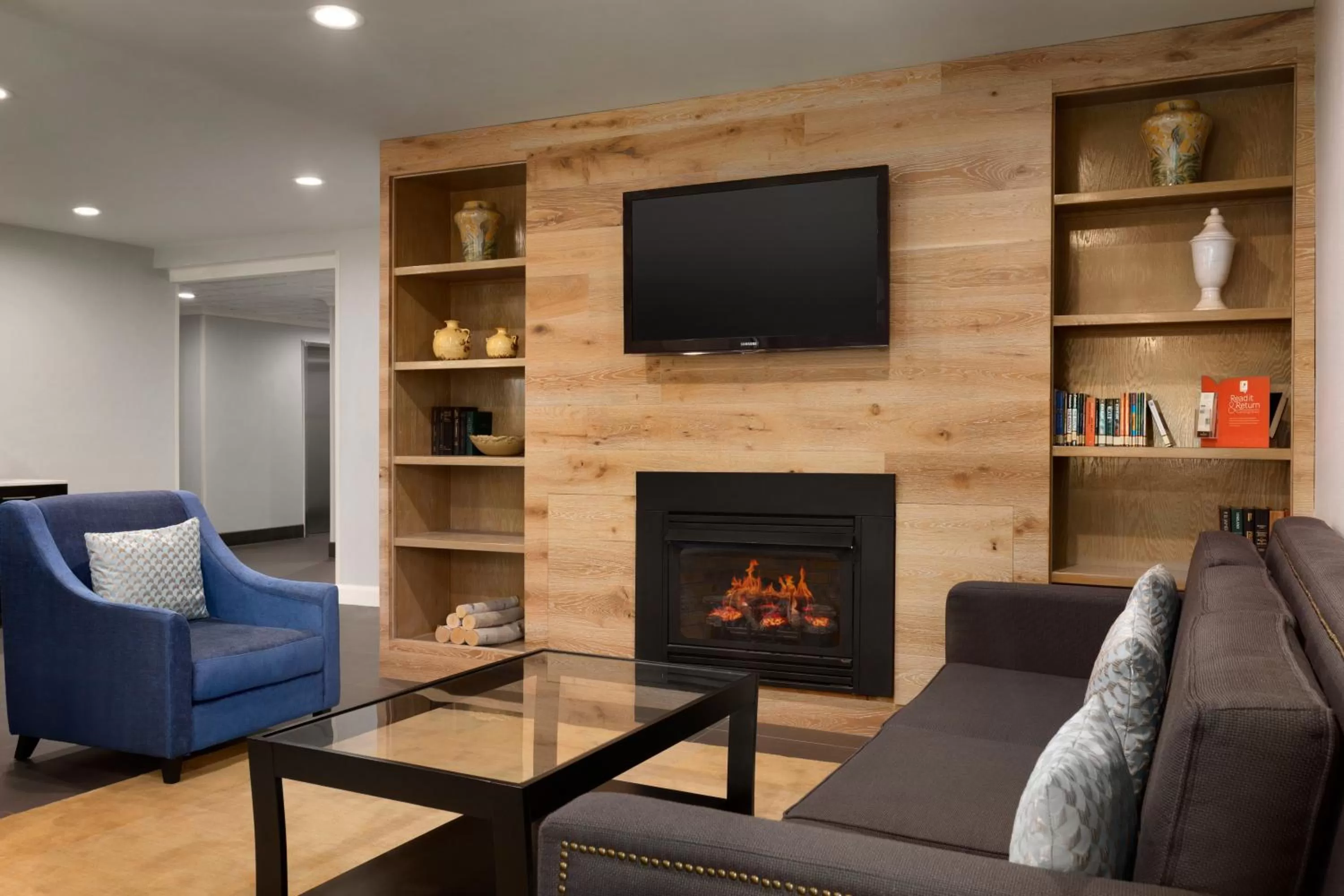 Communal lounge/ TV room in SureStay Plus Hotel by Best Western Vero Beach