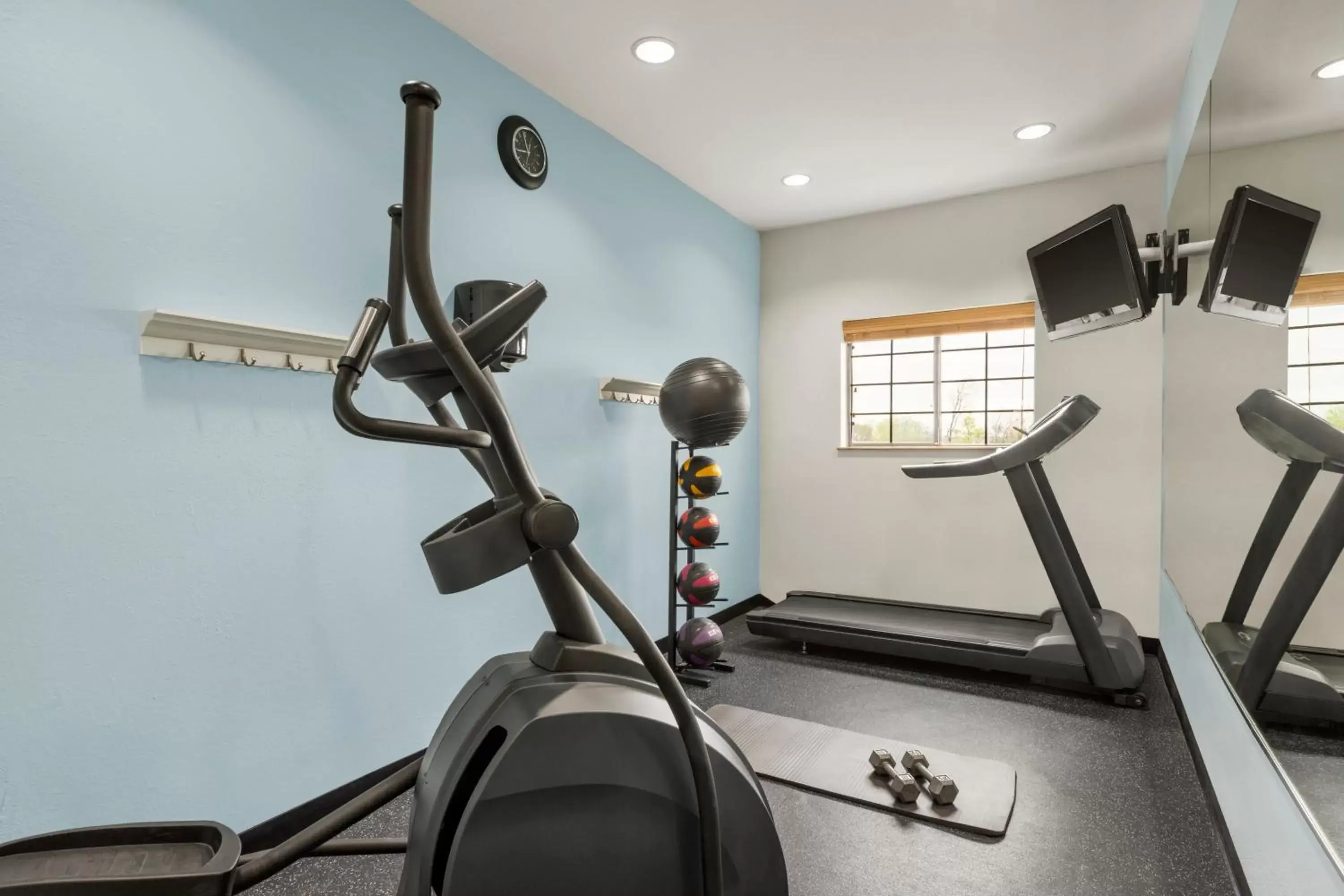 Fitness centre/facilities, Fitness Center/Facilities in Days Inn & Suites by Wyndham Houston Hobby Airport