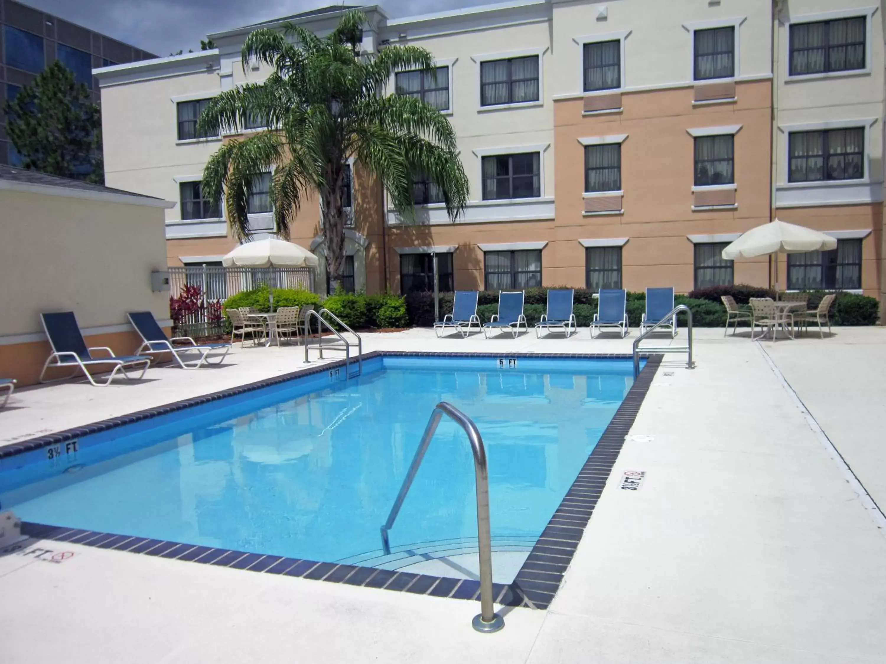 Swimming pool in Extended Stay America Suites - Orlando - Maitland - 1776 Pembrook Dr