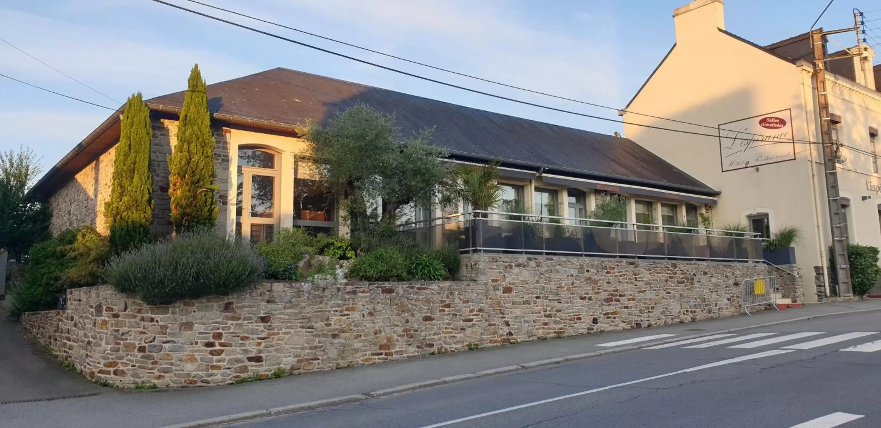 Property Building in Hôtel Restaurant L'Espérance