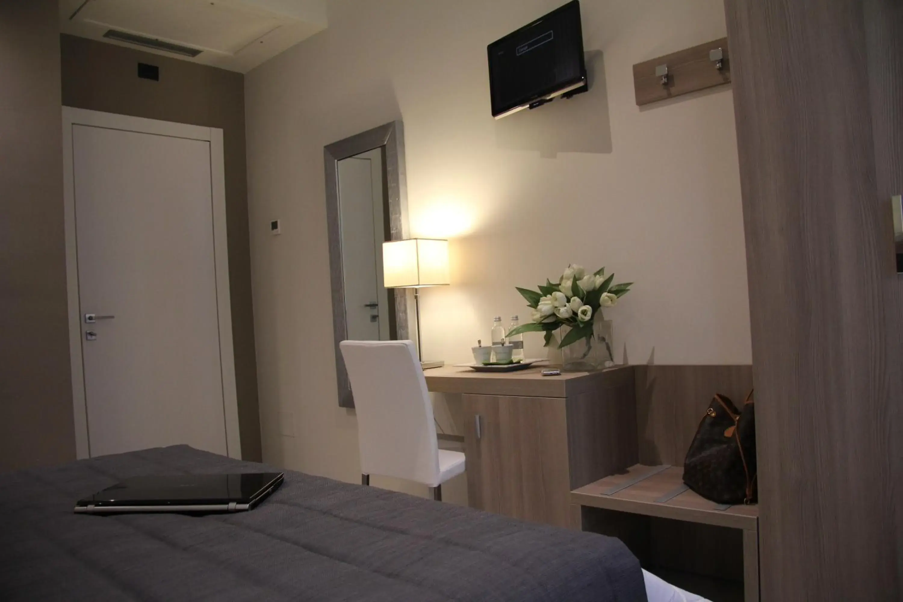 TV and multimedia, Bed in Hotel Zara Milano