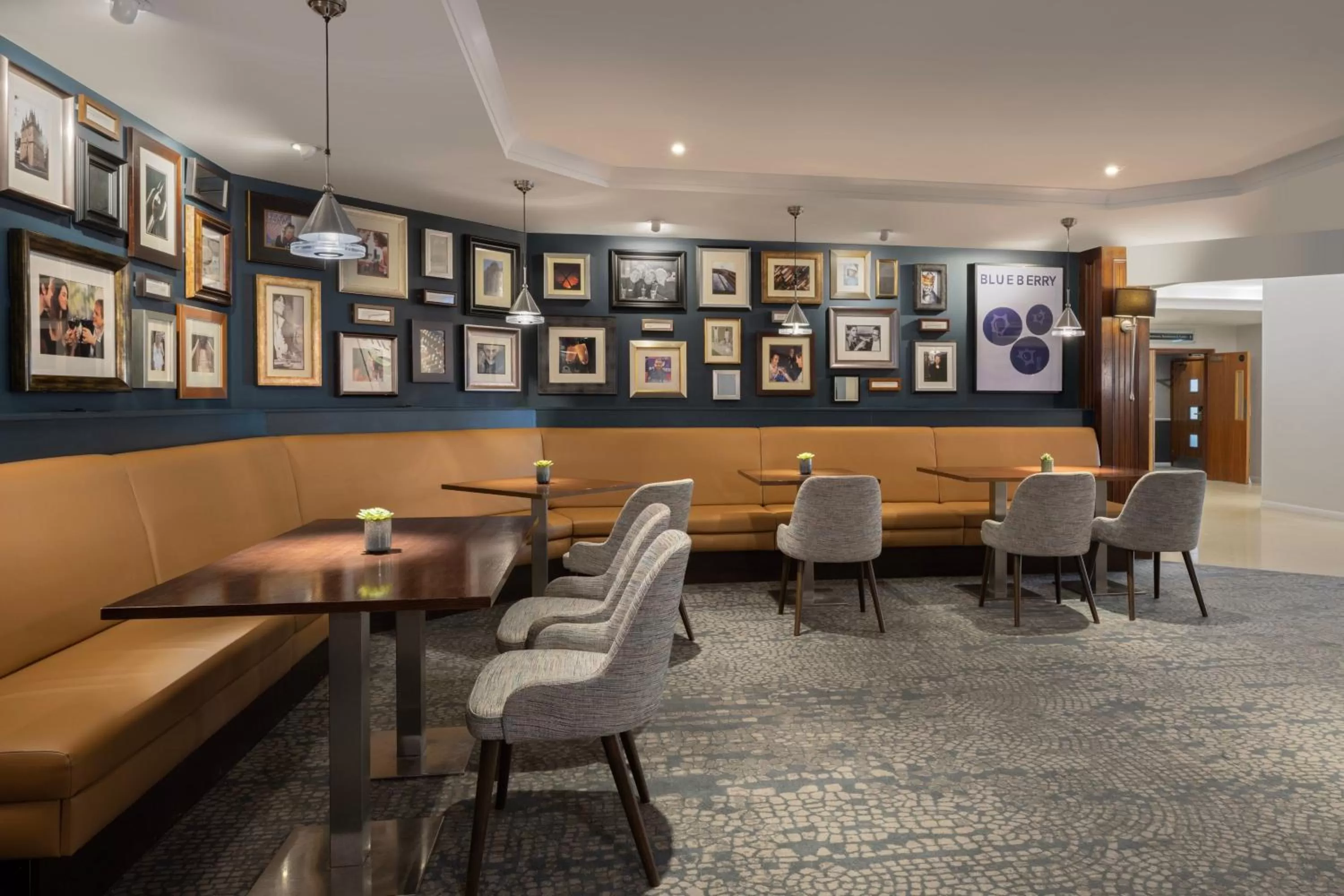 Lounge or bar in Delta Hotels by Marriott Northampton