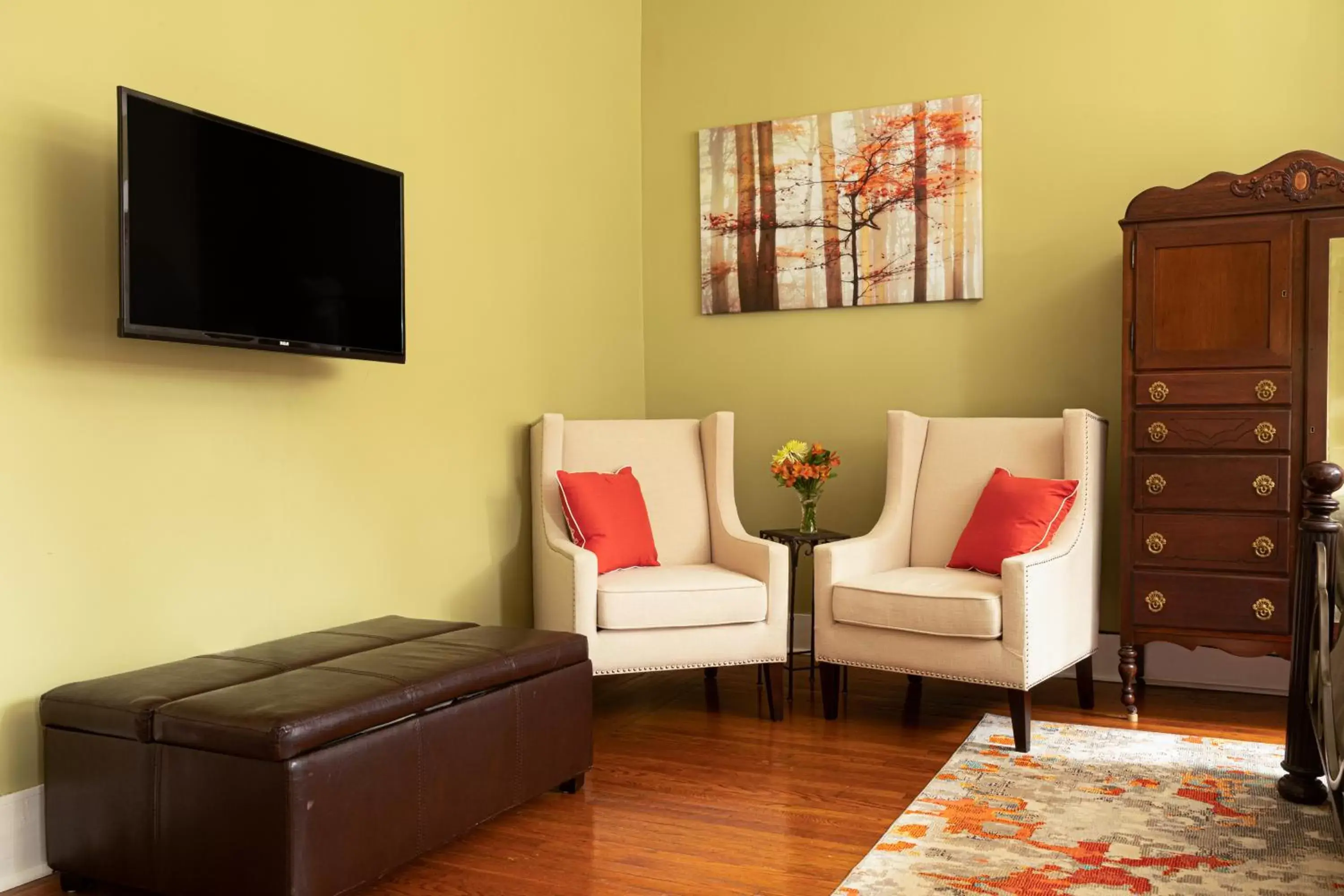 TV and multimedia, Seating Area in Rosemont Inn