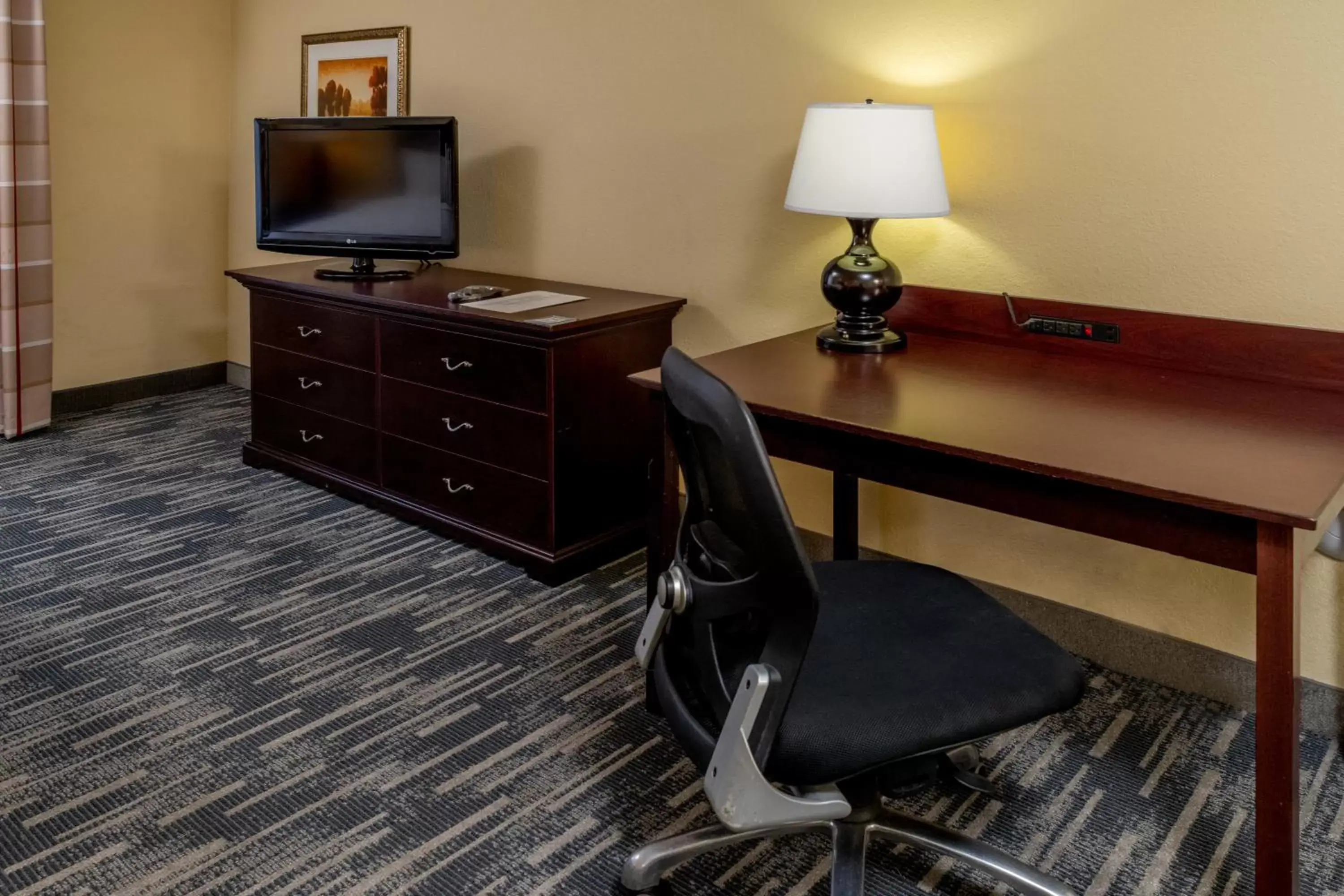 TV and multimedia, TV/Entertainment Center in Country Inn & Suites by Radisson, Princeton, WV