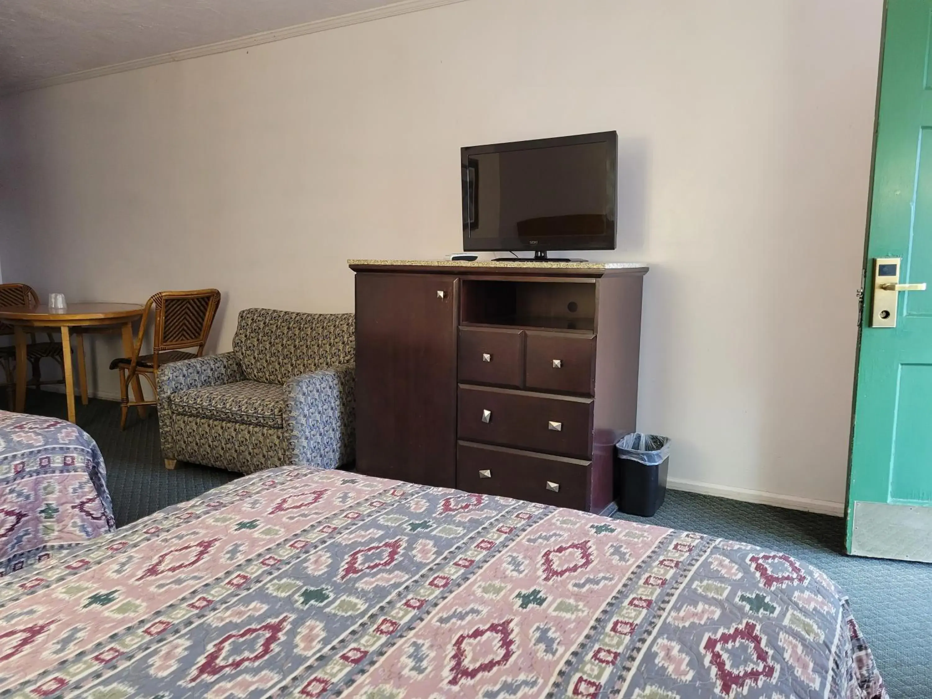 Bed, TV/Entertainment Center in Emerald Inn & Lounge