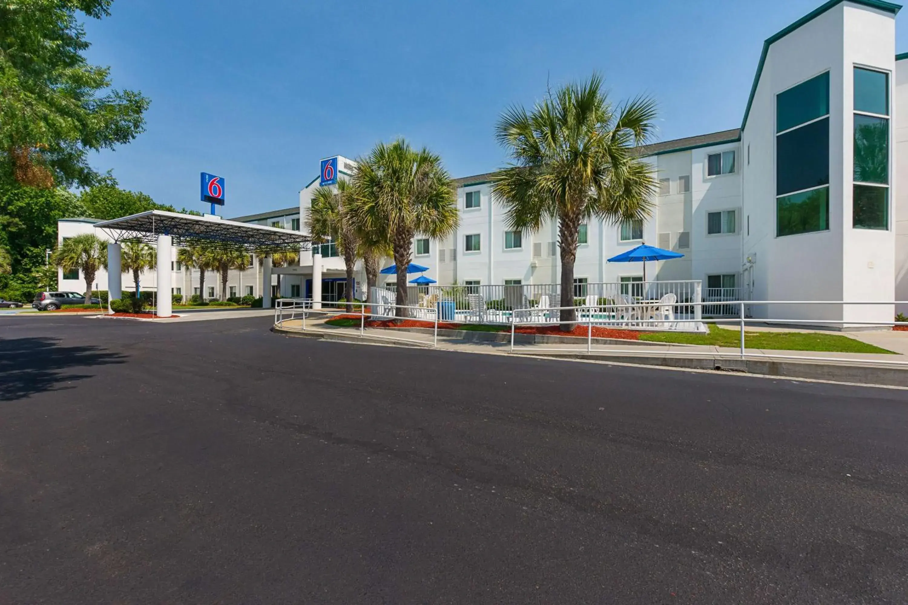 Property building in Motel 6-Columbia, SC - Fort Jackson Area Property building in Motel 6-Columbia, SC - Fort Jackson Area
