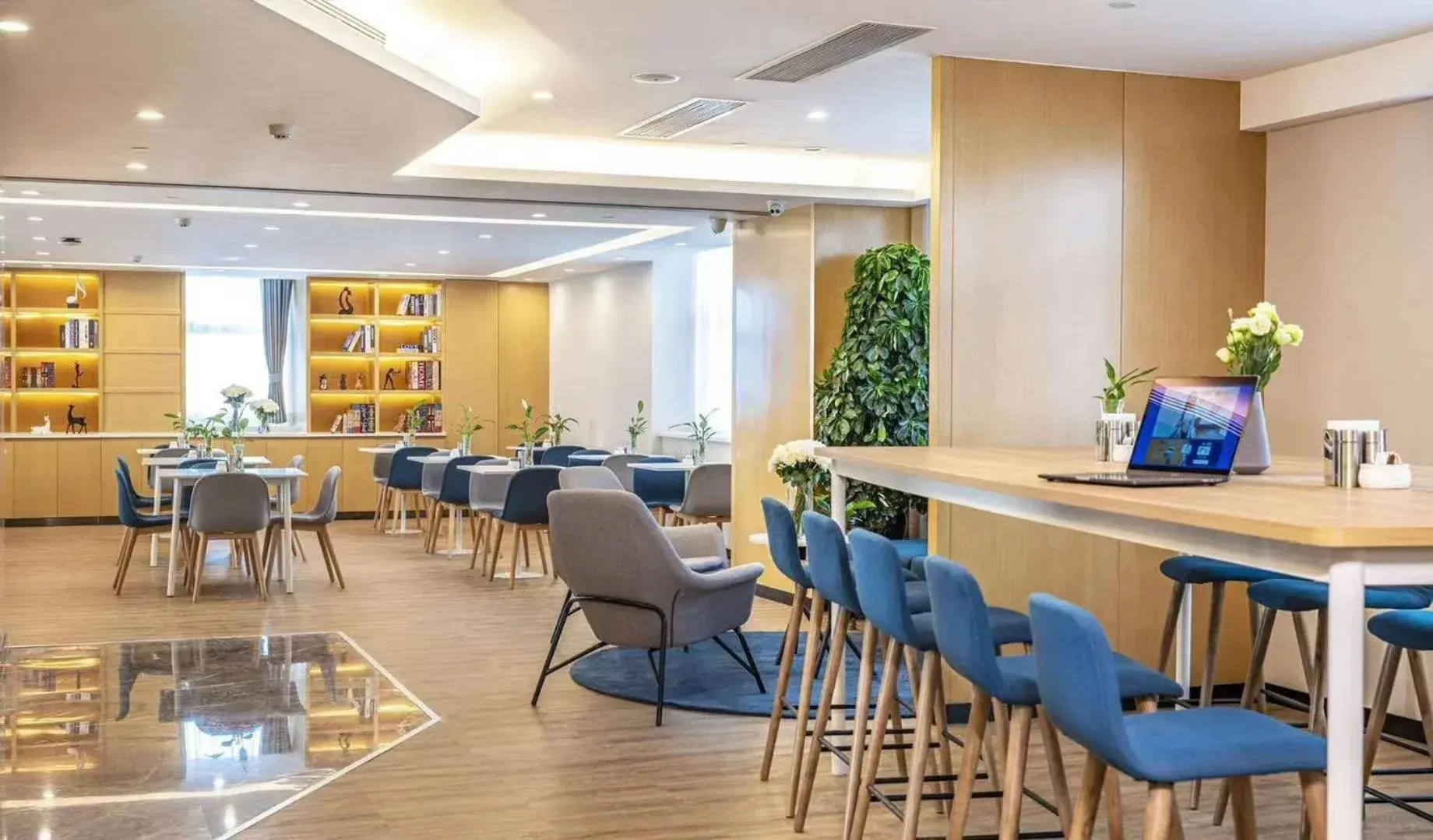 Lounge or bar, Restaurant/Places to Eat in Holiday Inn Express - Wuhan Optical Valley, an IHG Hotel