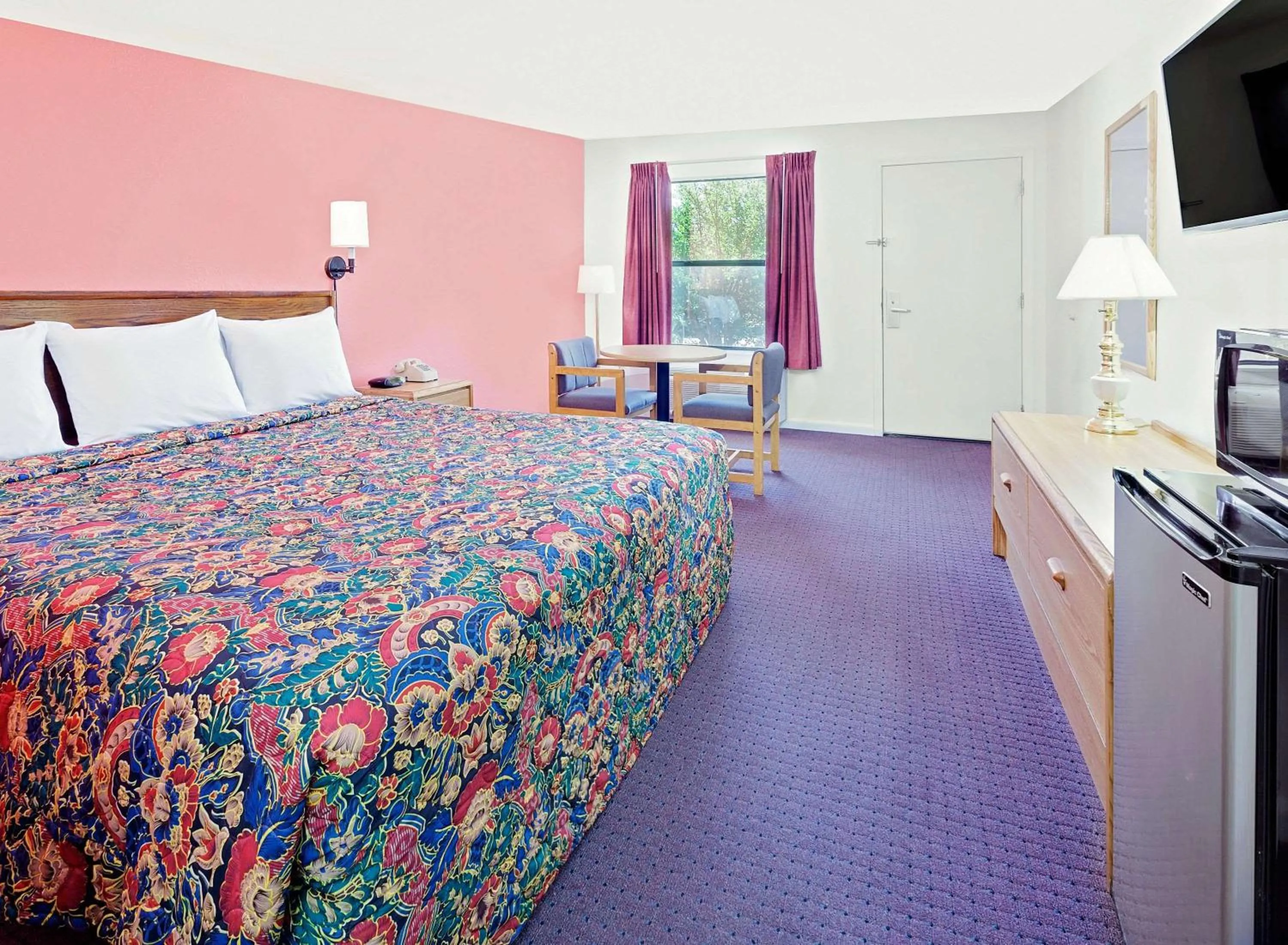 Photo of the whole room, Bed in Knights Inn Muskogee