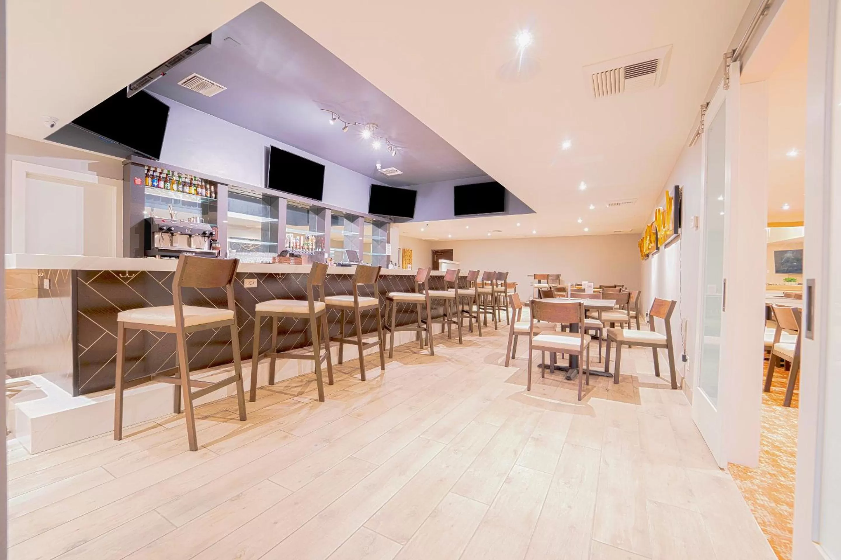 Restaurant/places to eat in Royal Plaza Inn