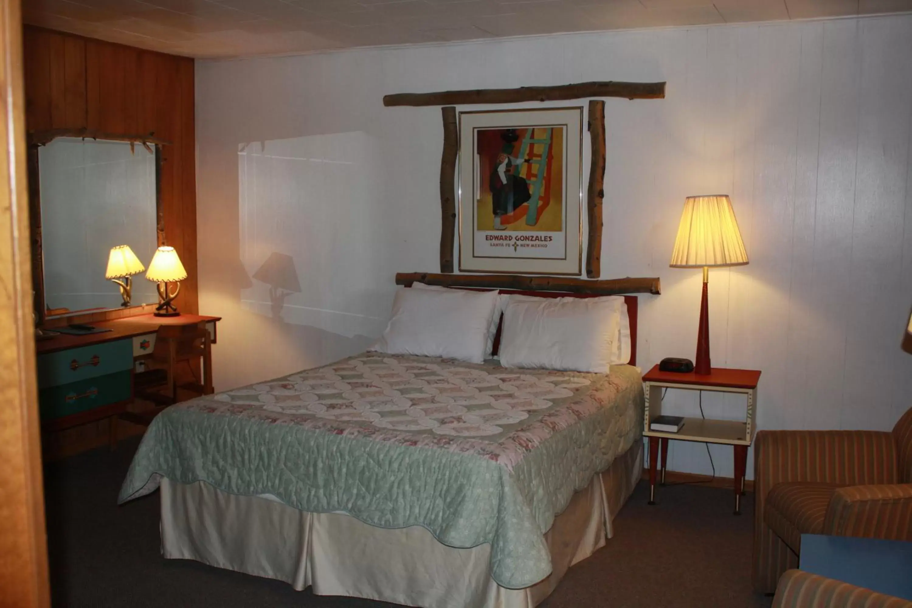 Photo of the whole room, Bed in Elkhorn Lodge