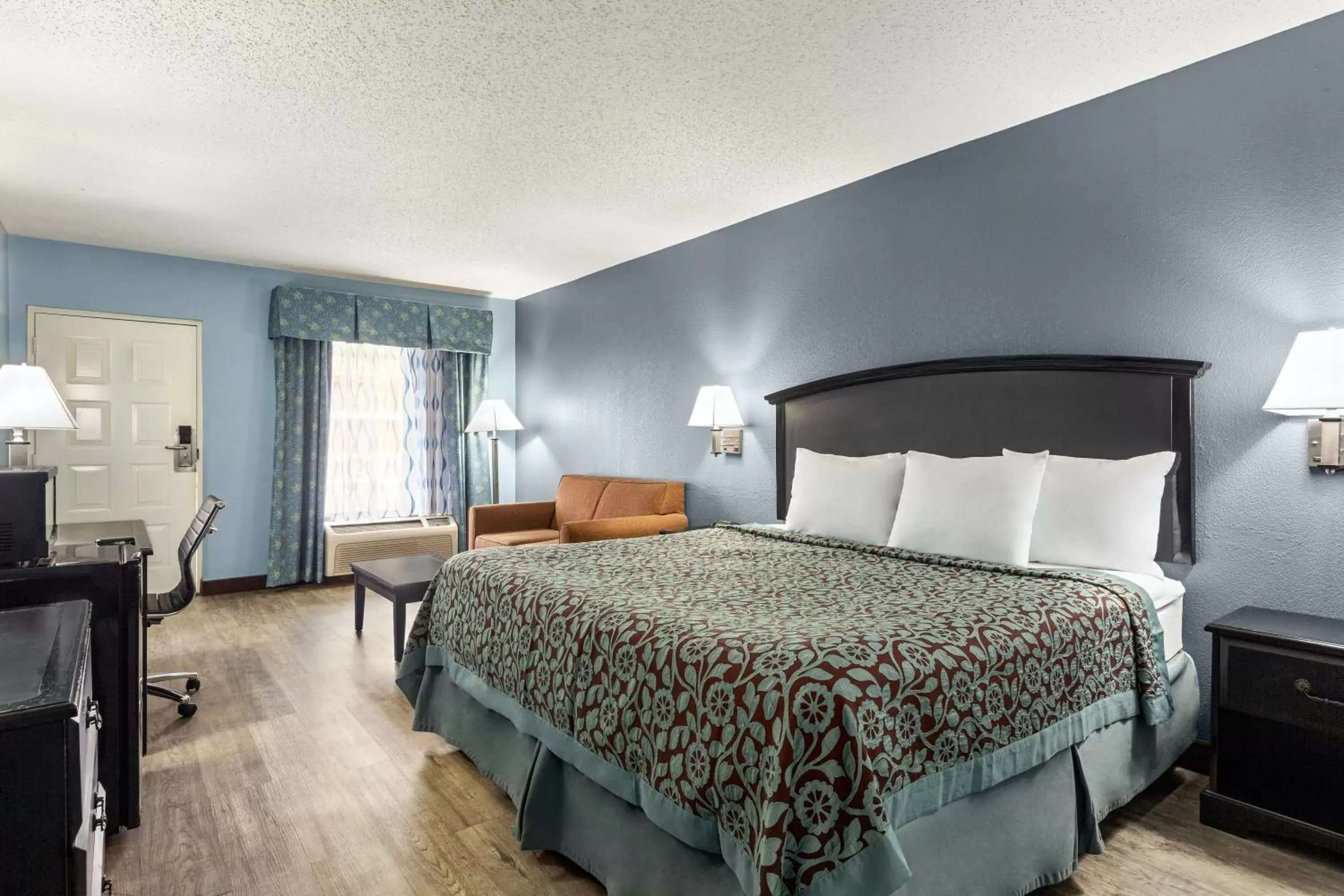 Bed in Days Inn by Wyndham Weldon Roanoke Rapids