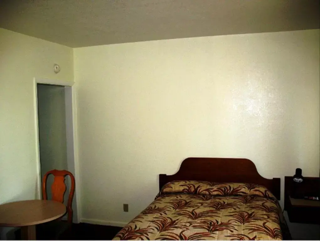 Photo of the whole room, Bed in Golden West Motel