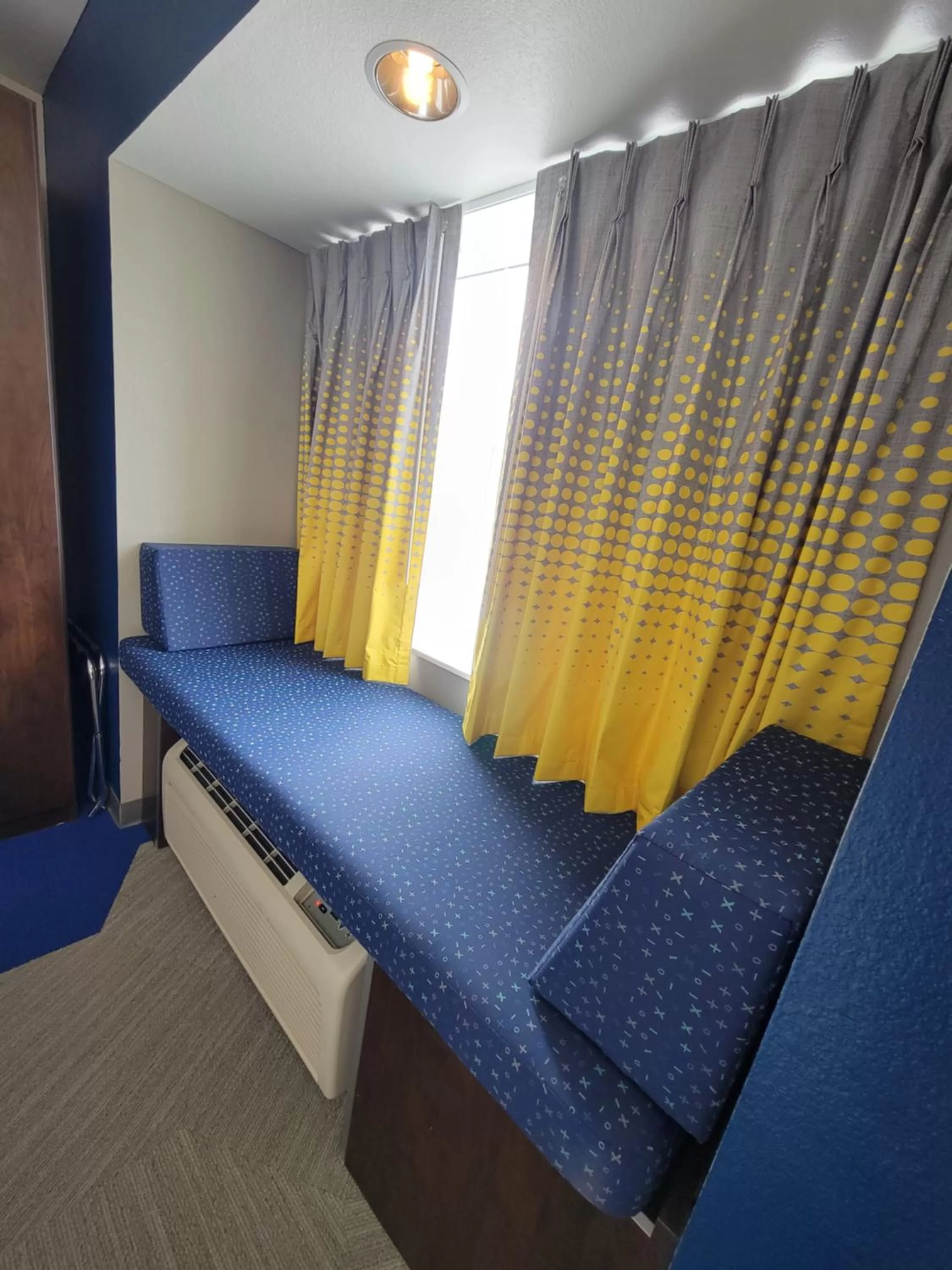 Seating area, Bed in Microtel Inn & Suites by Wyndham Bluffs