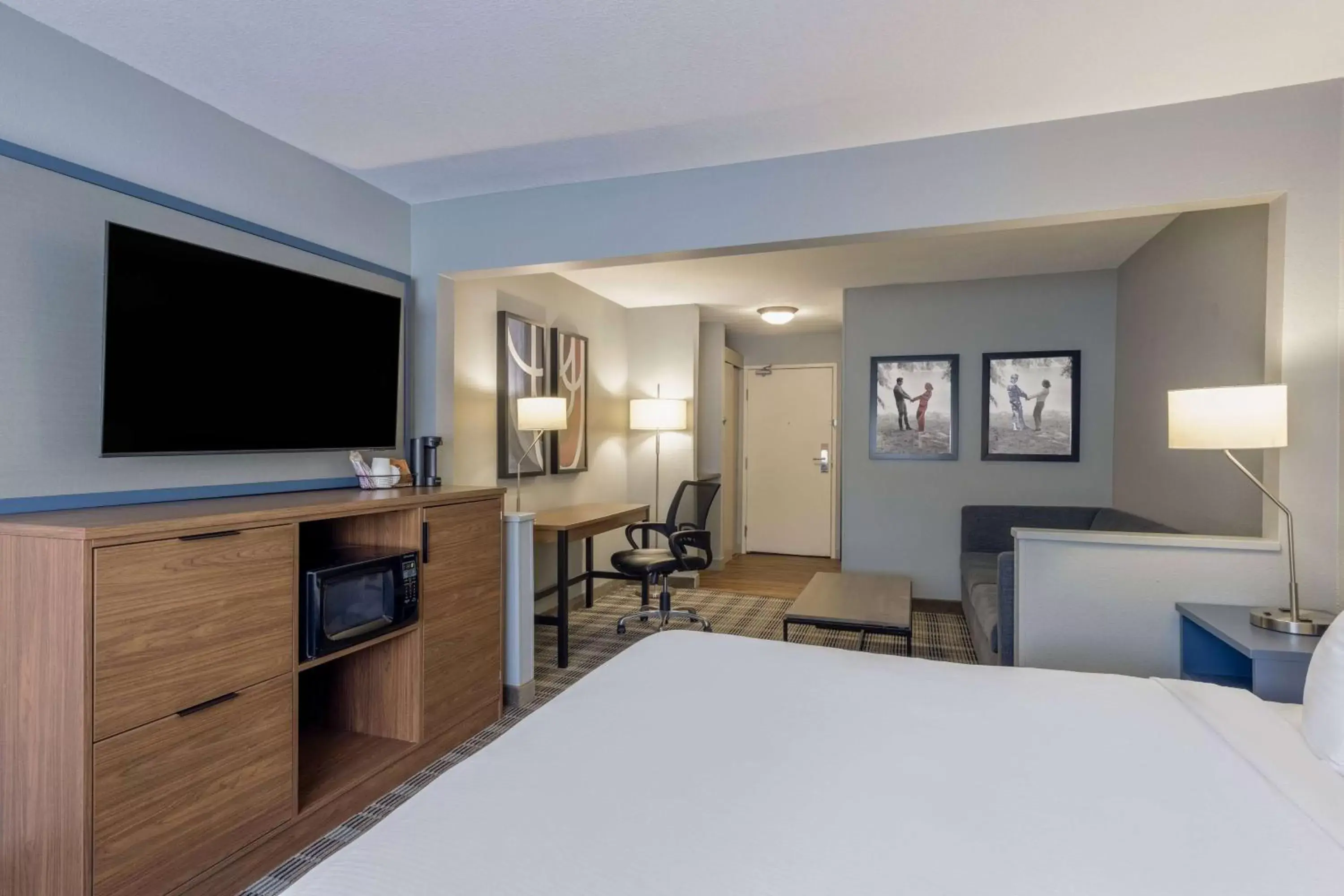 Bed, TV/Entertainment Center in AmericInn by Wyndham Duluth