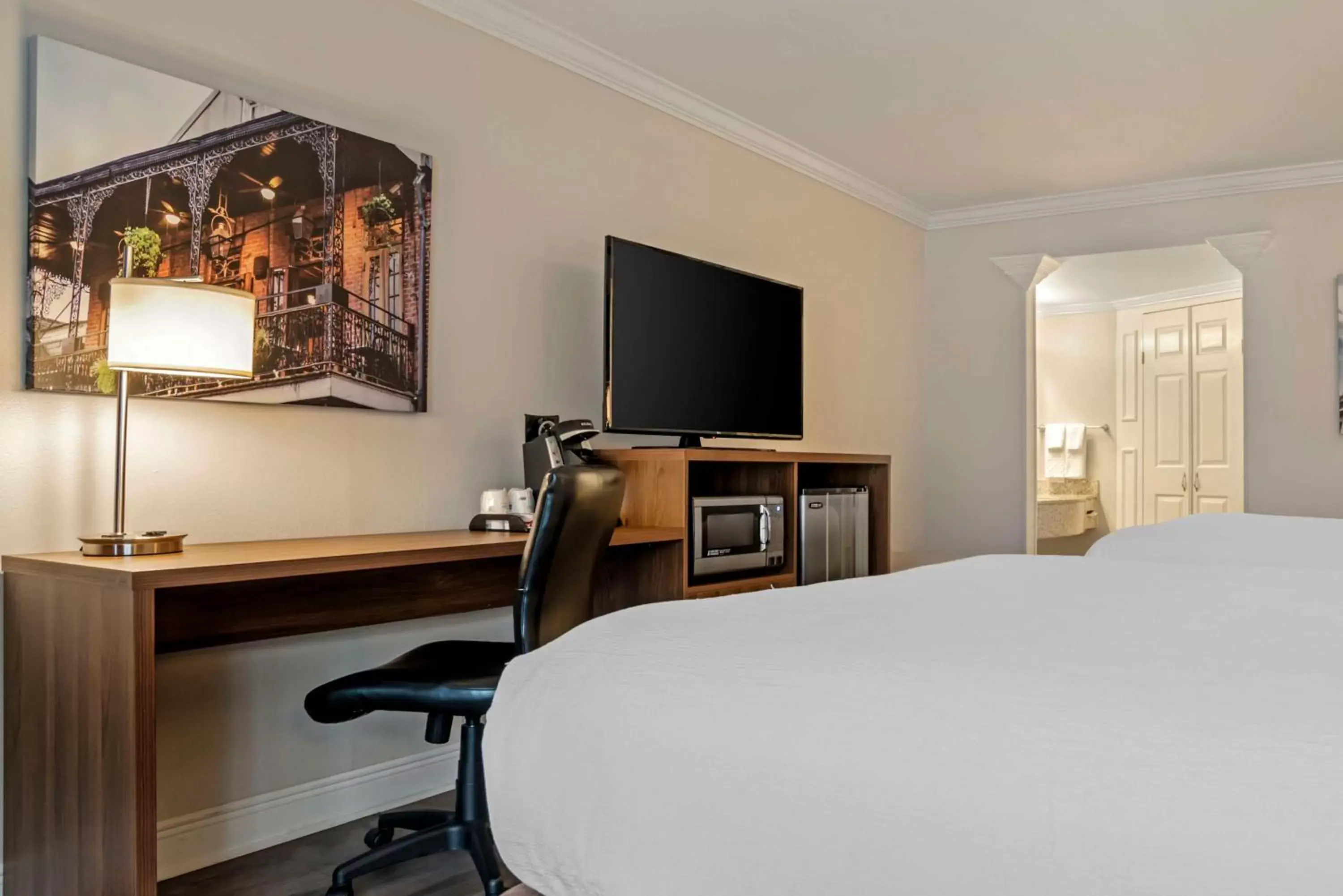 Bedroom, TV/Entertainment Center in Best Western Plus Westbank
