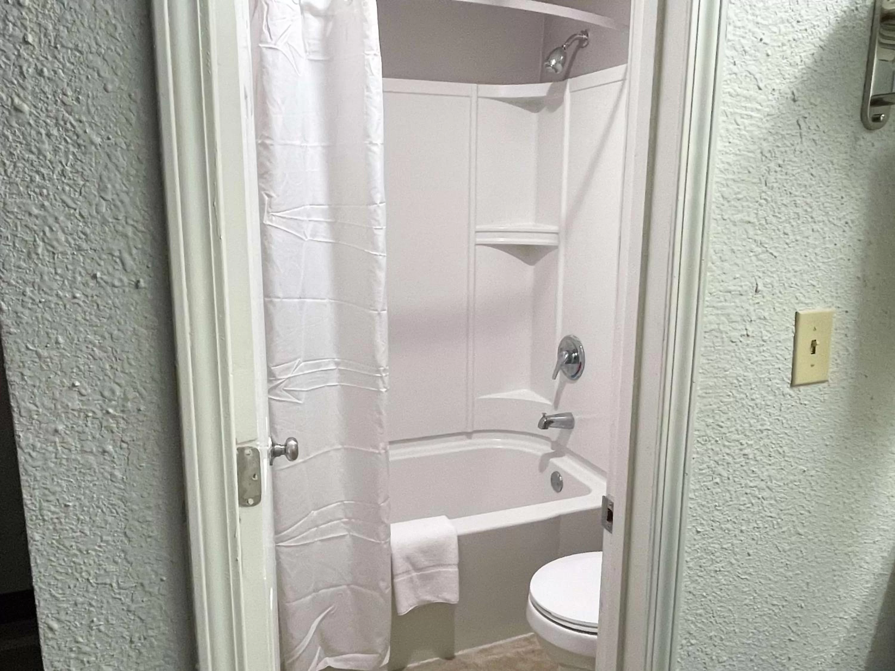 Bathroom in Motel 6 West Columbia SC Airport