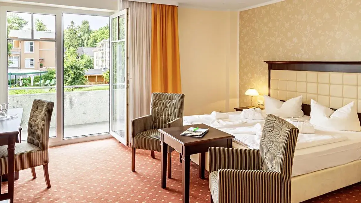 Living room, Bed in Ostseehotel Villen im Park - ein Rovell Hotel