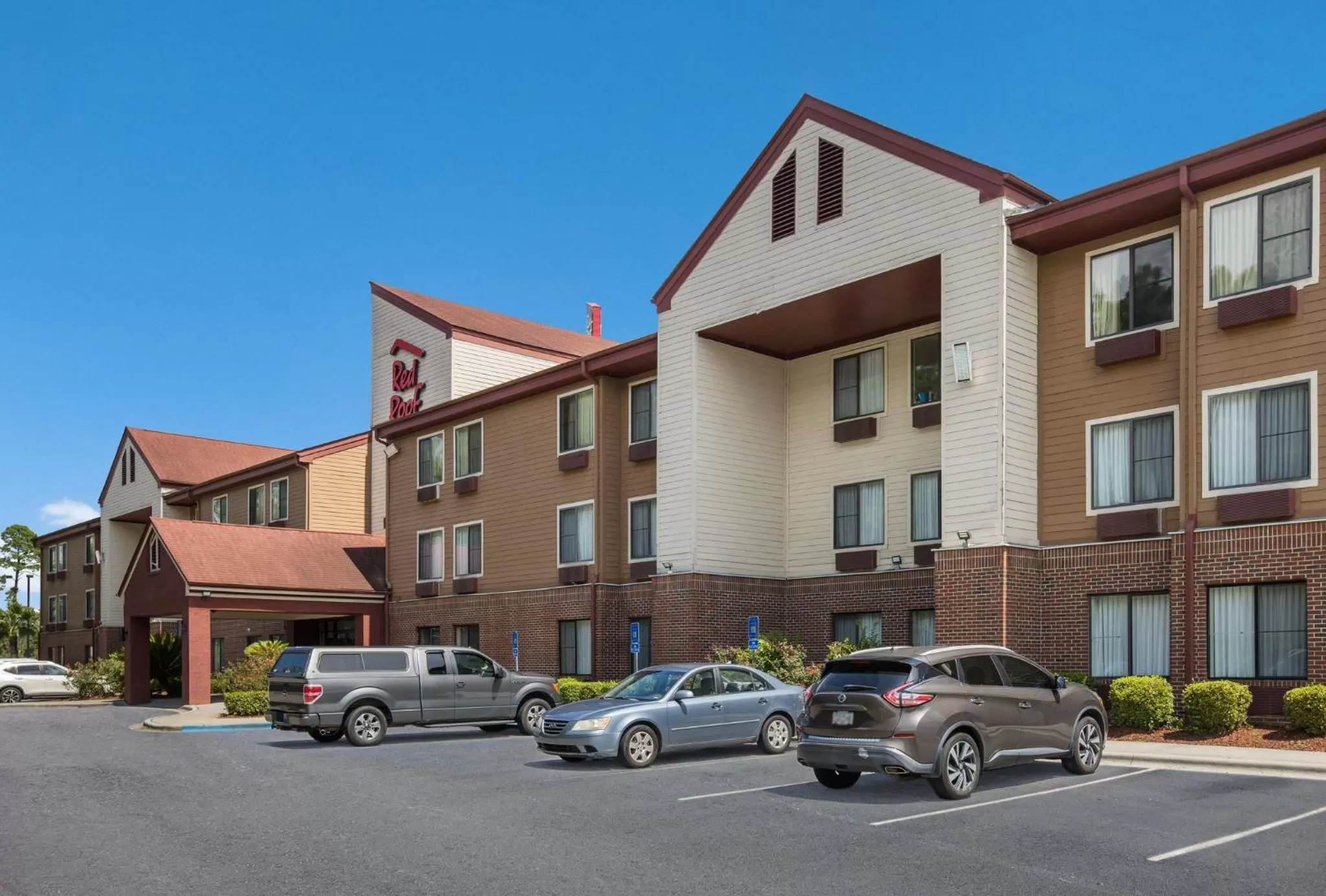 Property building in Red Roof Inn & Suites Savannah Airport