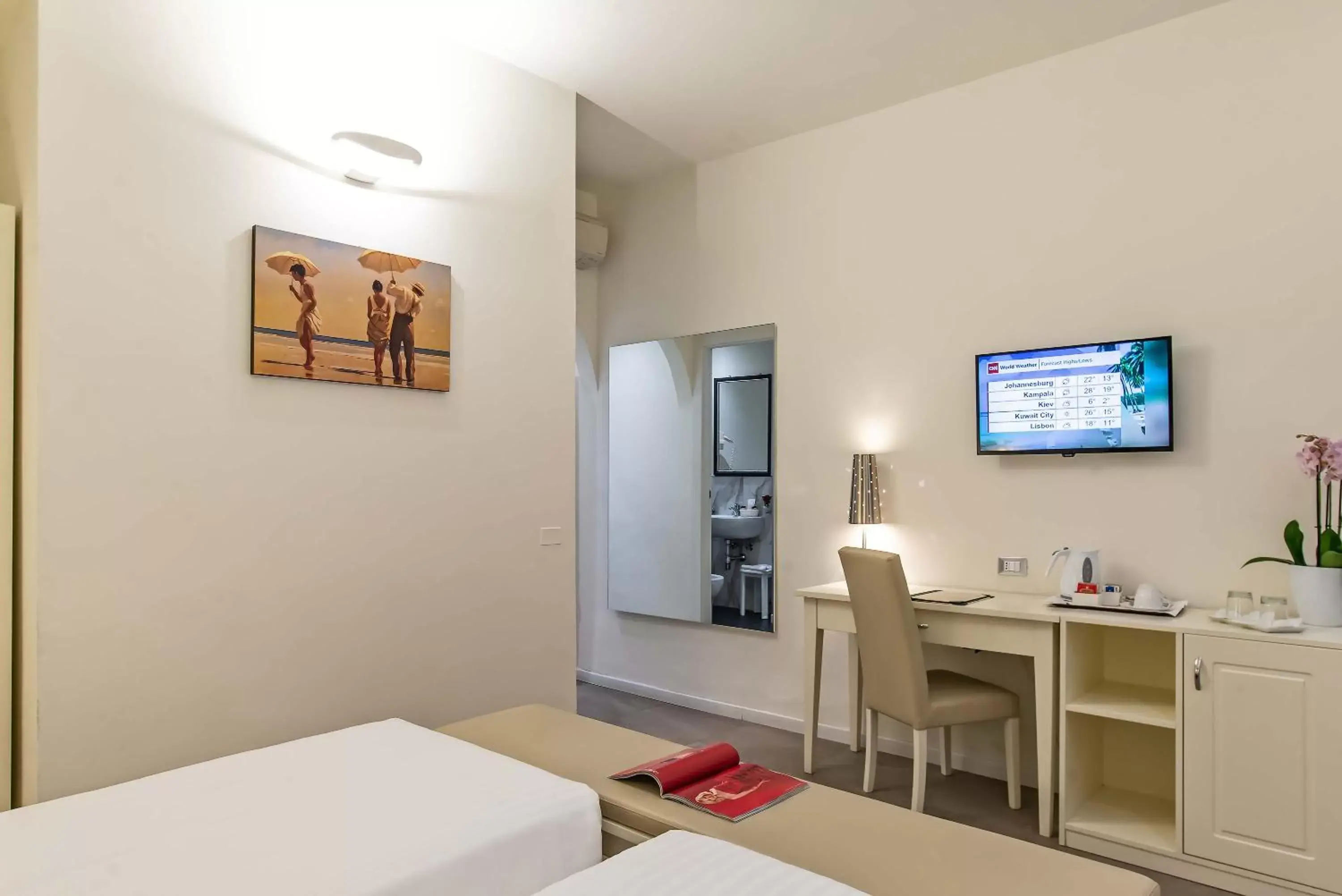 Bedroom, TV/Entertainment Center in Hotel Accademia