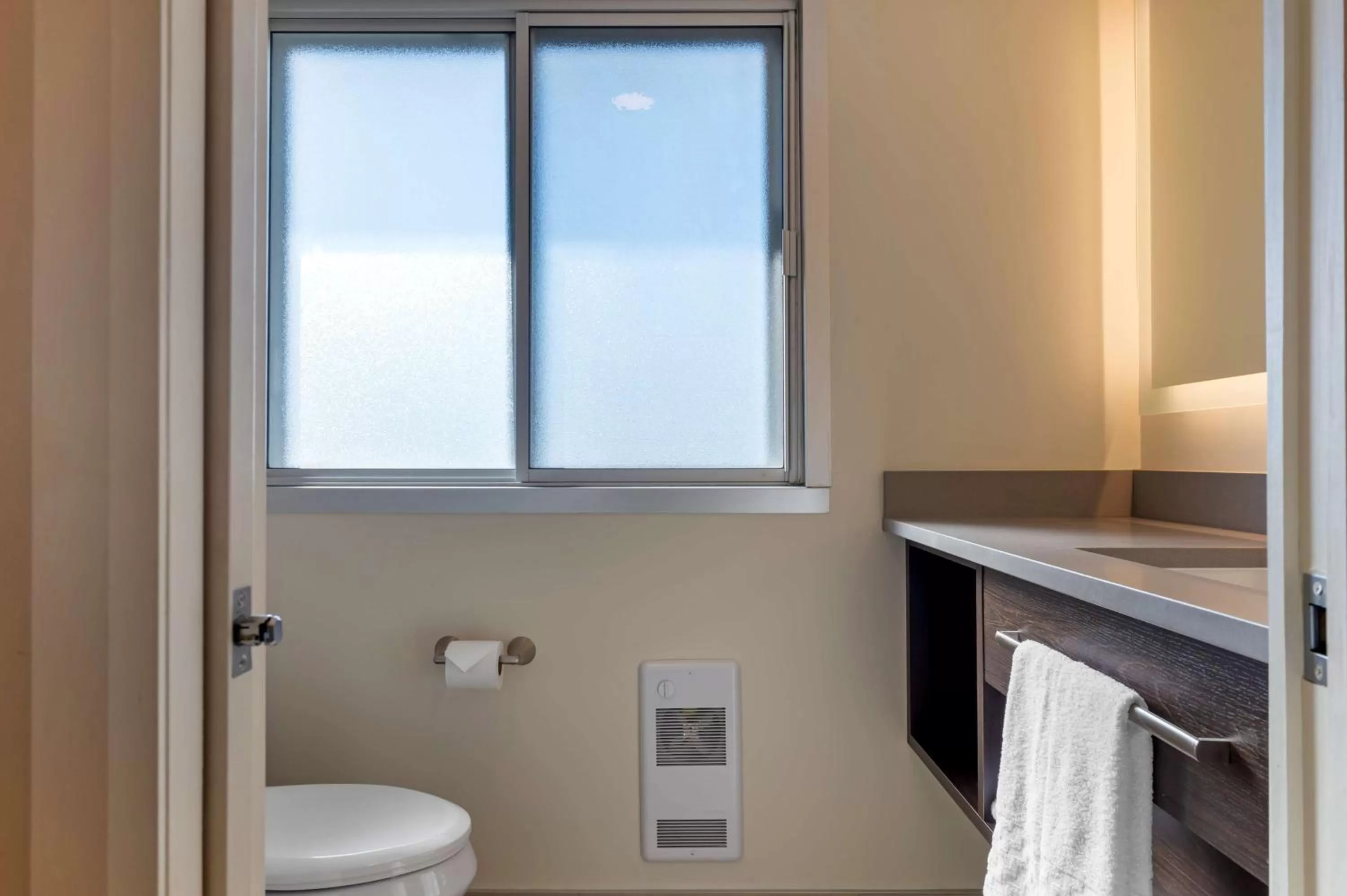 Bathroom in Best Western Plus Gatineau-Ottawa Downtown