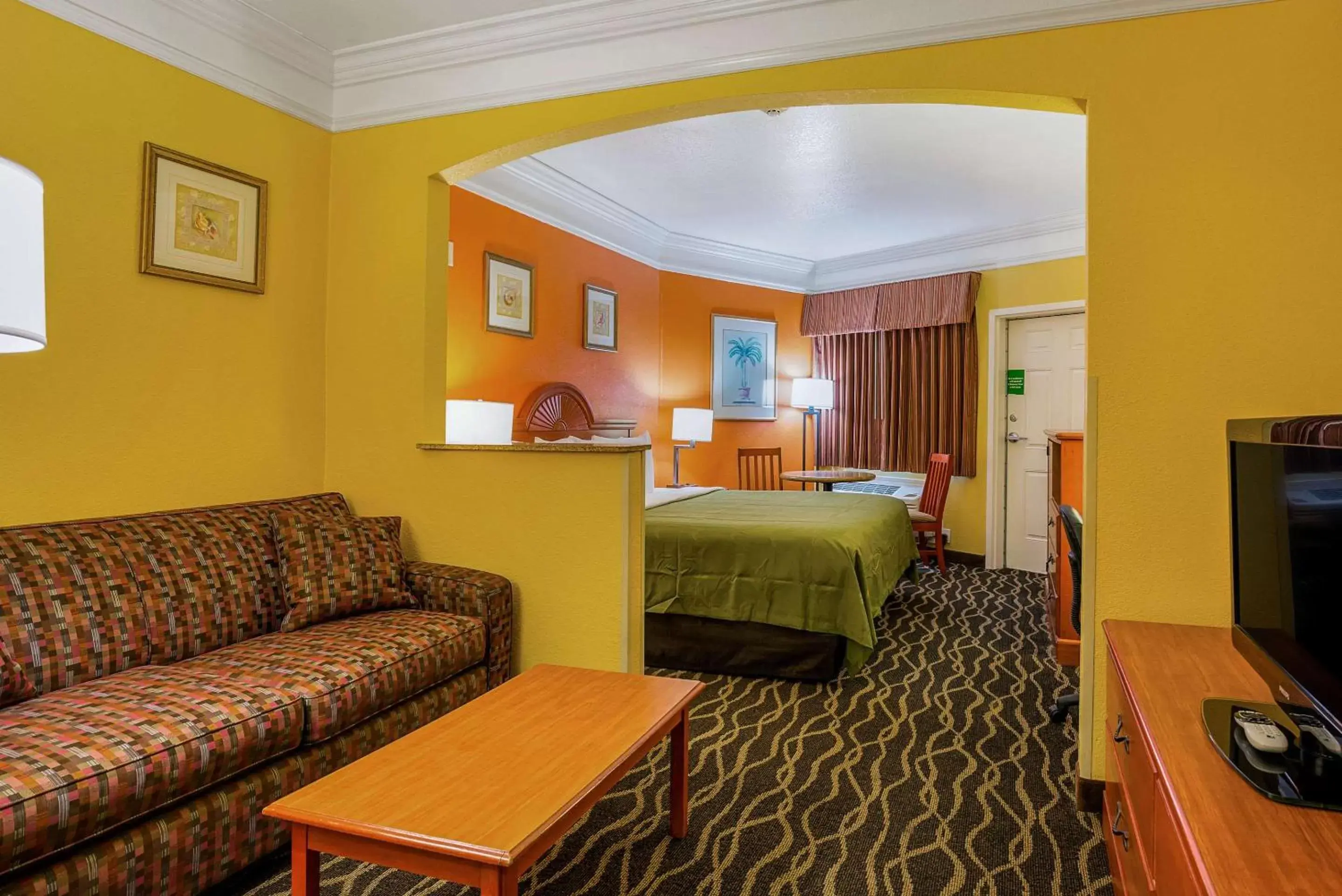 Bed, Seating Area in Quality Inn & Suites Beachfront