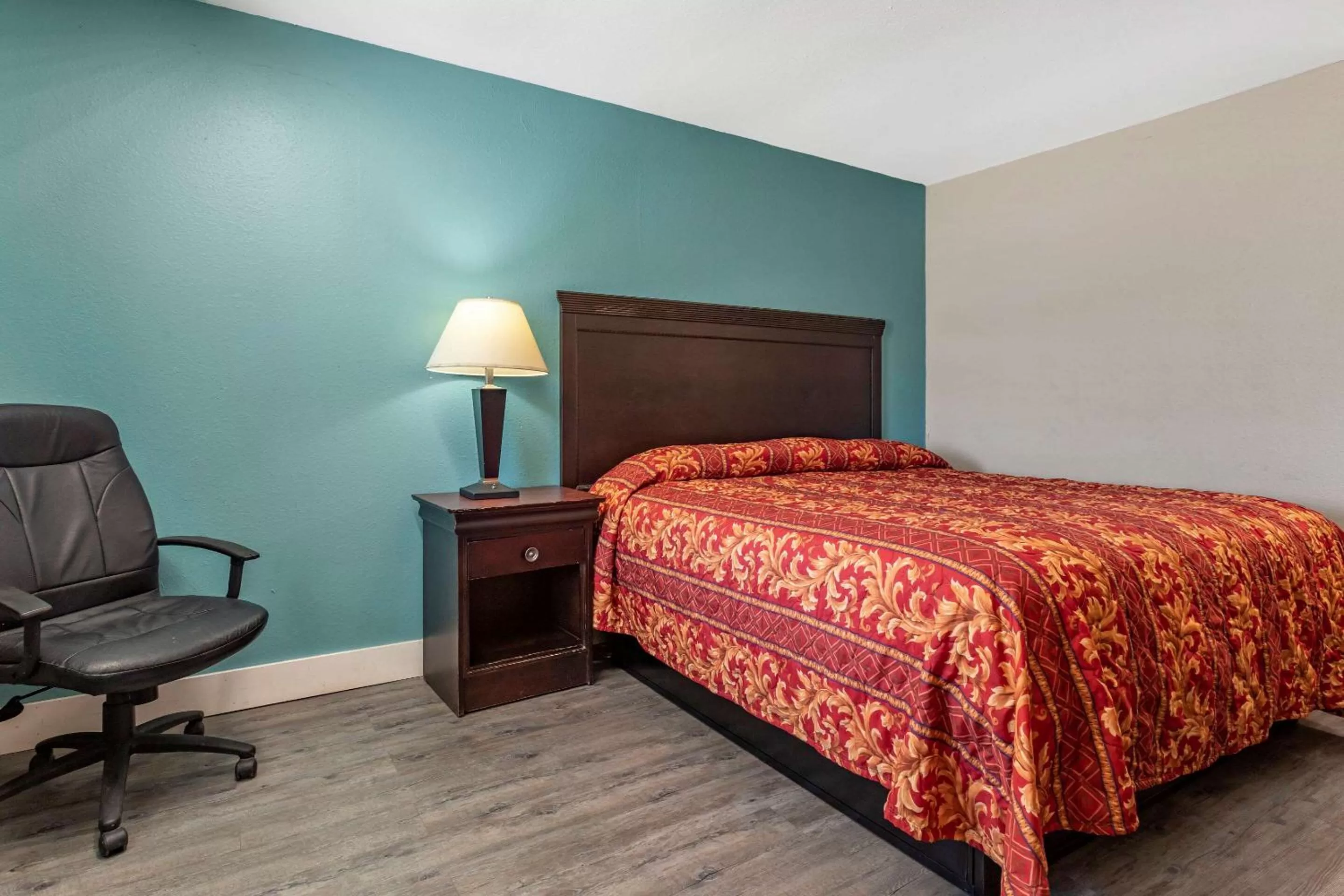 Photo of the whole room in Rodeway Inn