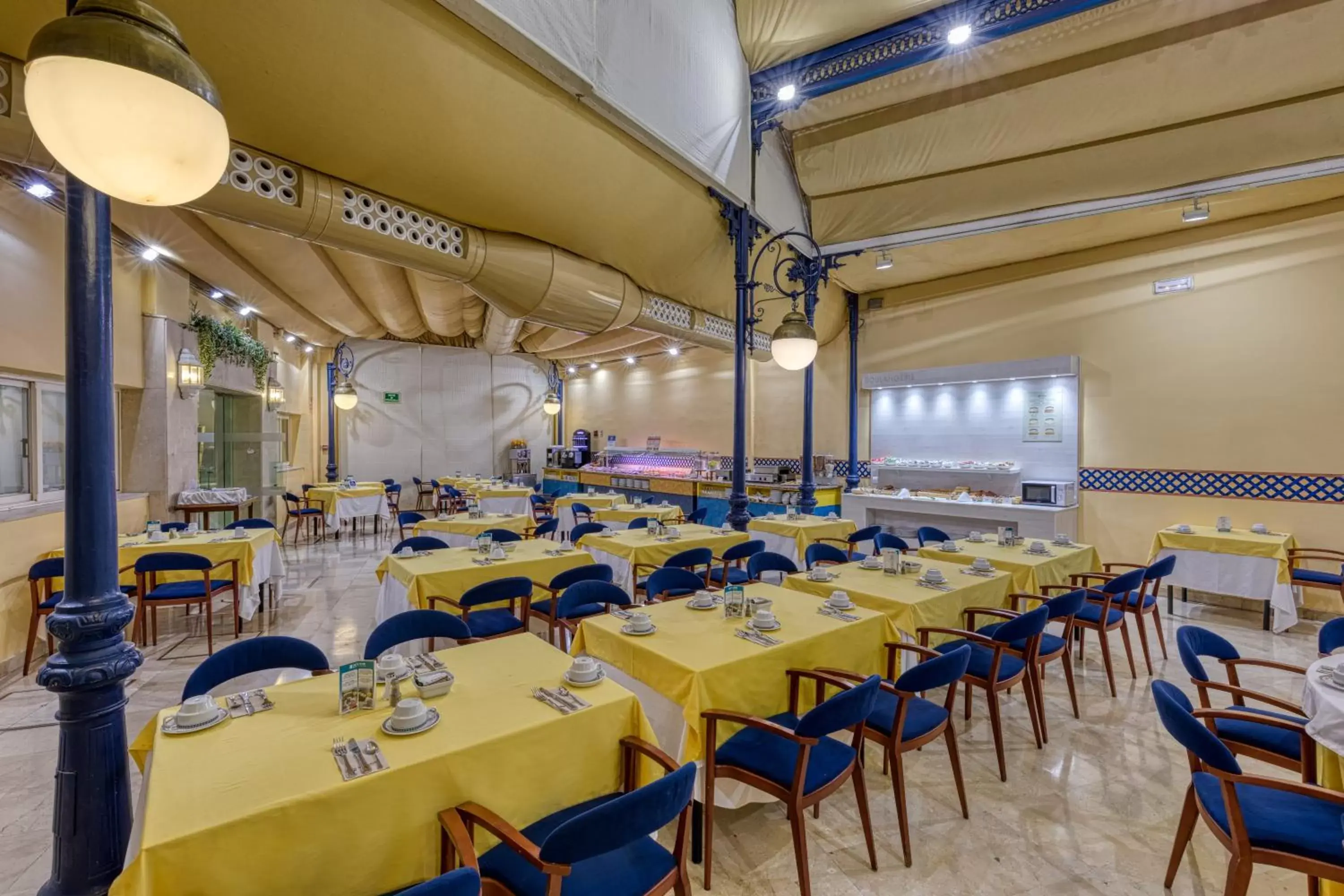 Area and facilities, Restaurant/Places to Eat in Senator Huelva